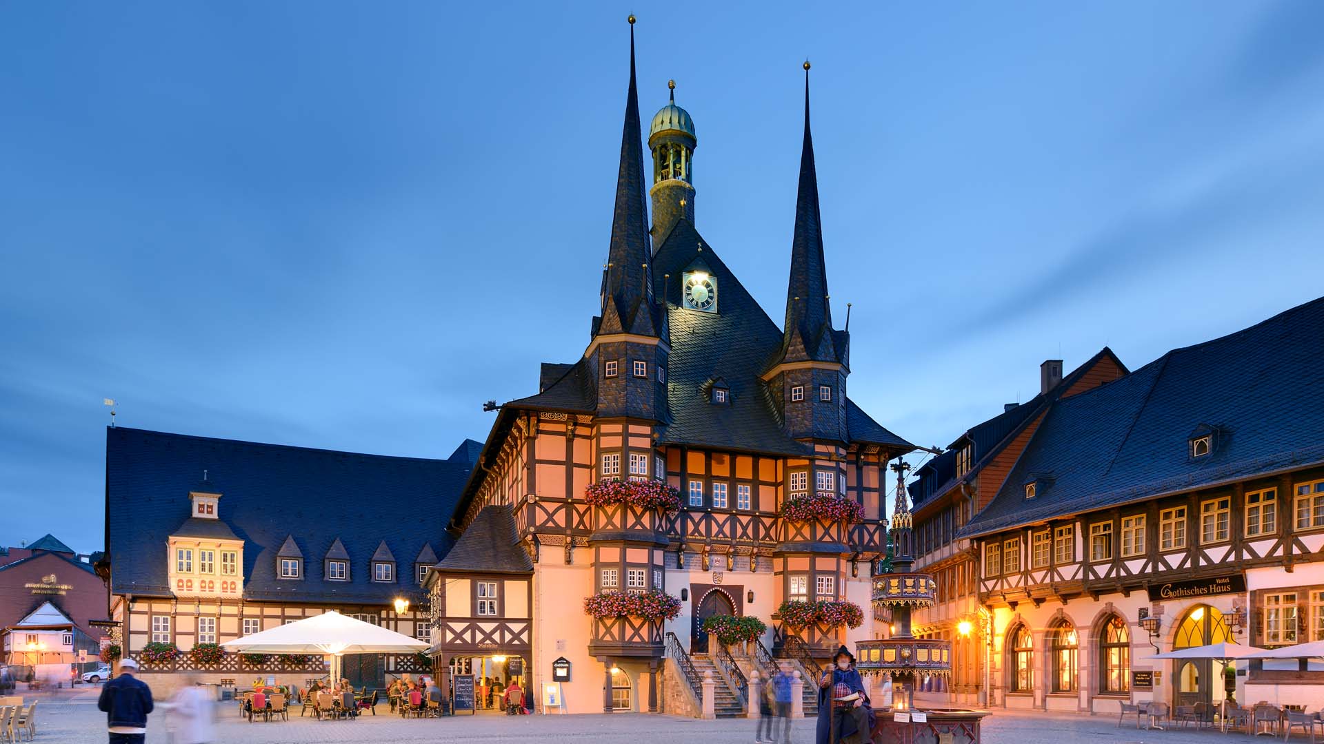 Wernigerode: Rathaus am Marktplatz am Abend