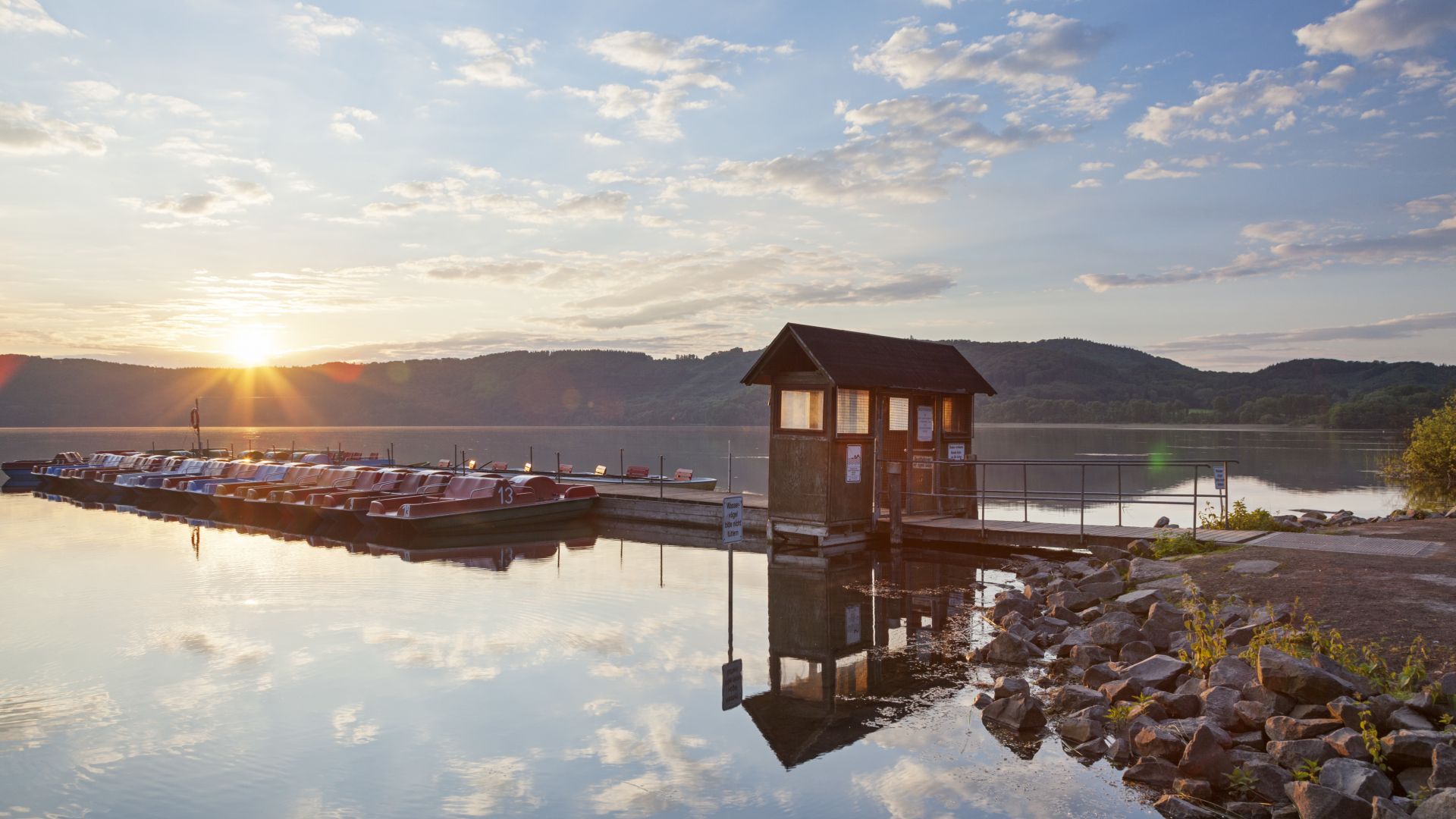 Glees: Sonnenaufgang über dem Laacher See, Vulkaneifel, Deutsche Vulkanstraße