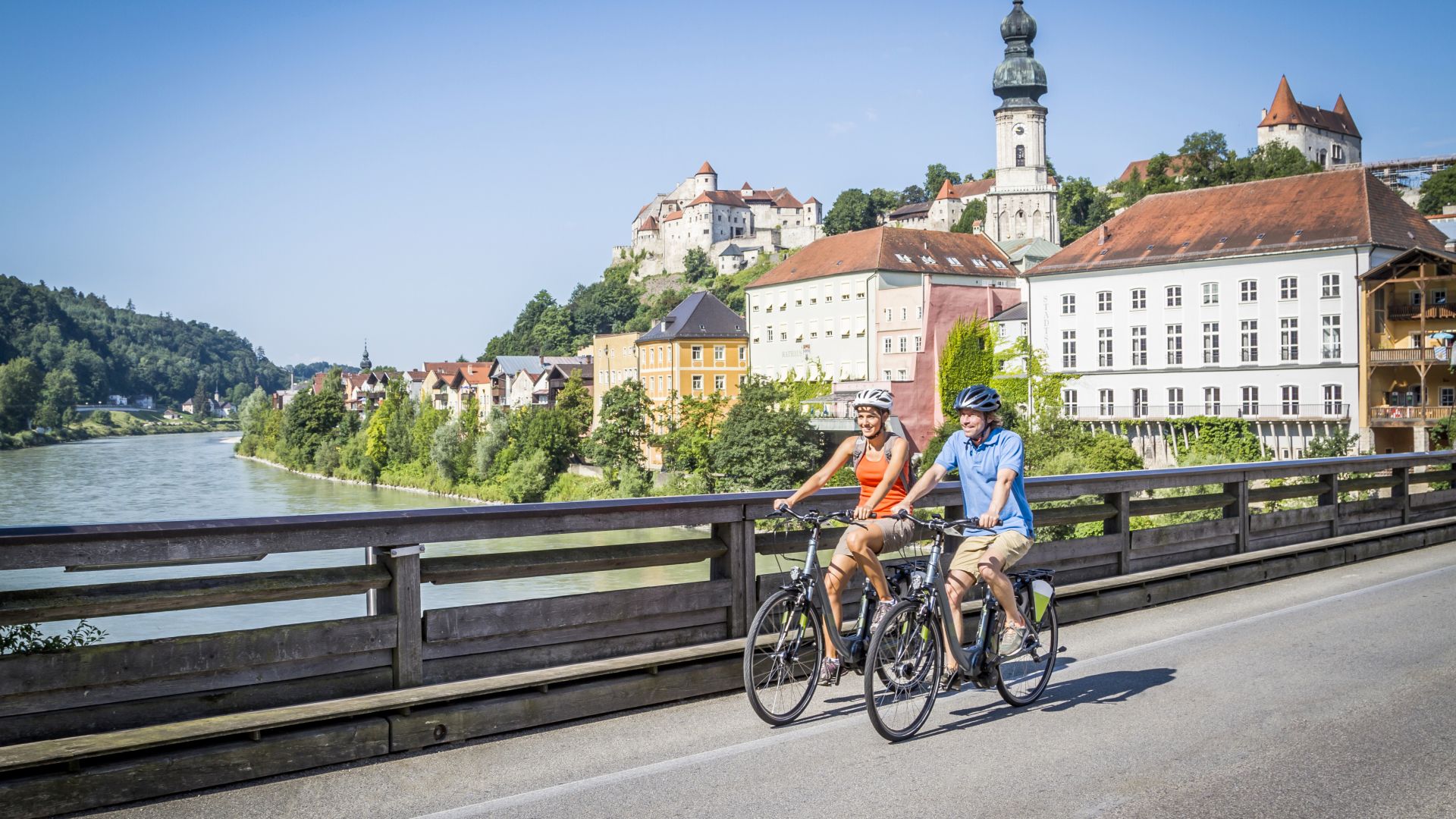 Burghausen : Un couple roule le long de la boucle de sel