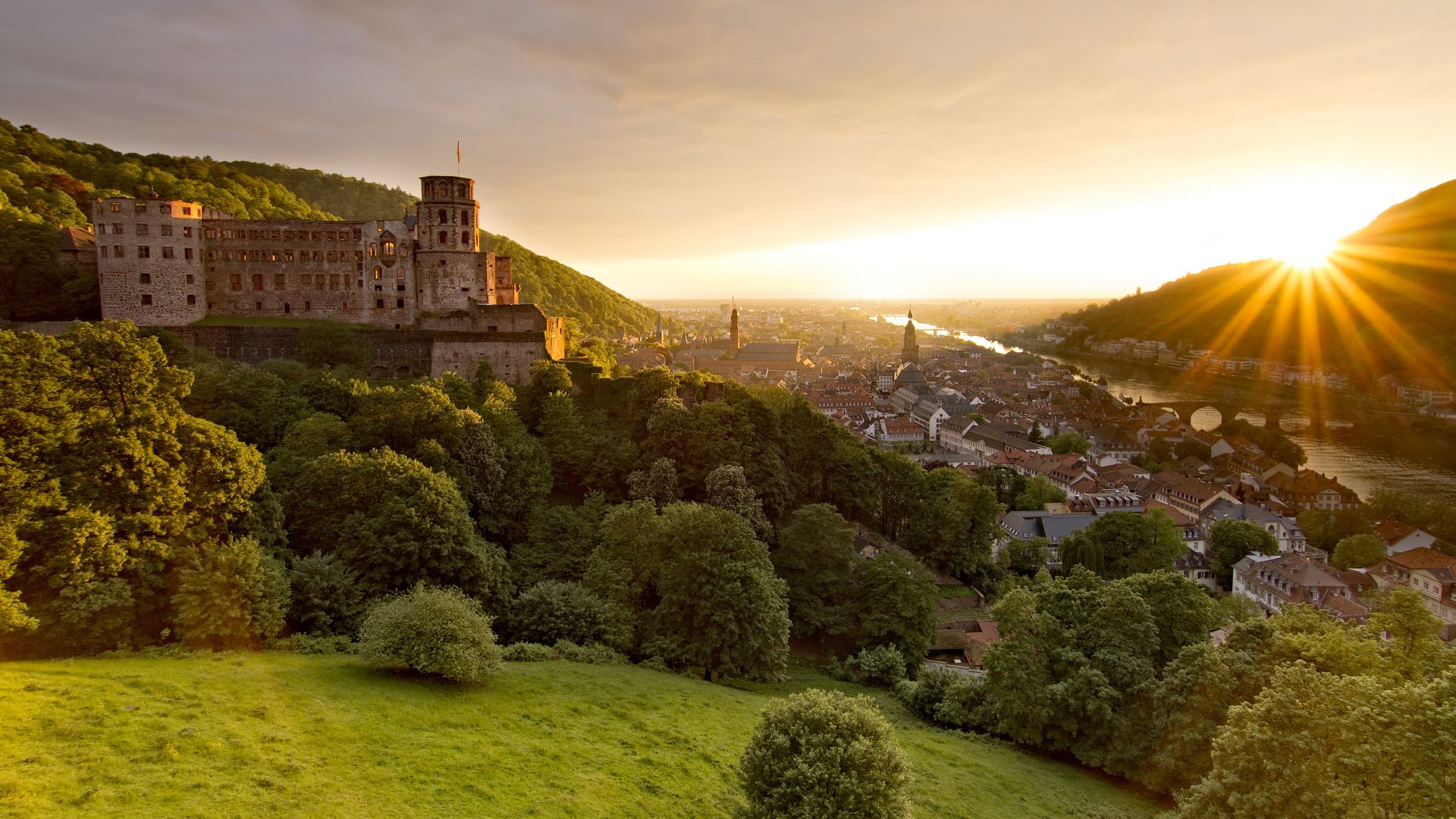 Heidelberg: Le Château trône sur la ville au bord du Neckar, crépuscule