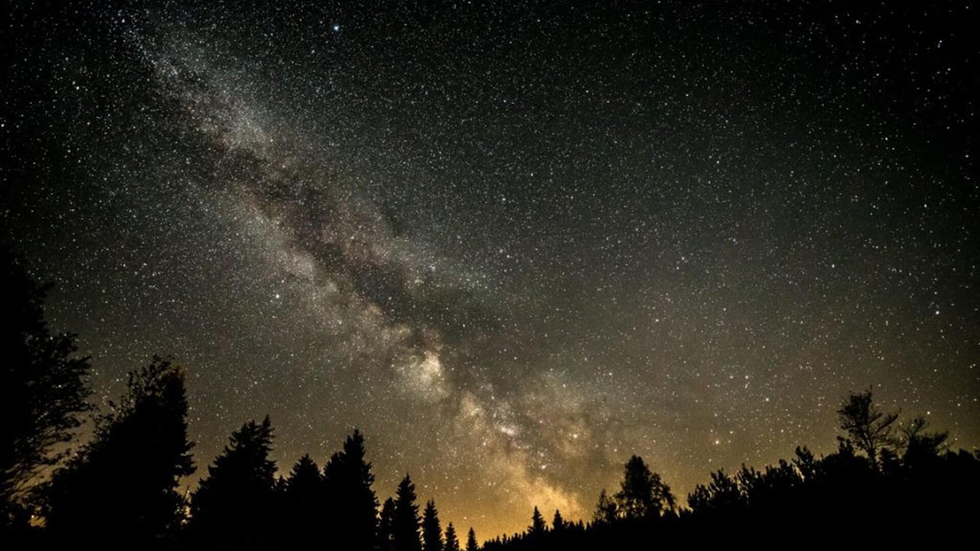 Braunlage: Sternenhimmel mit Milchstraße über der Sternwarte Sankt Andreasberg