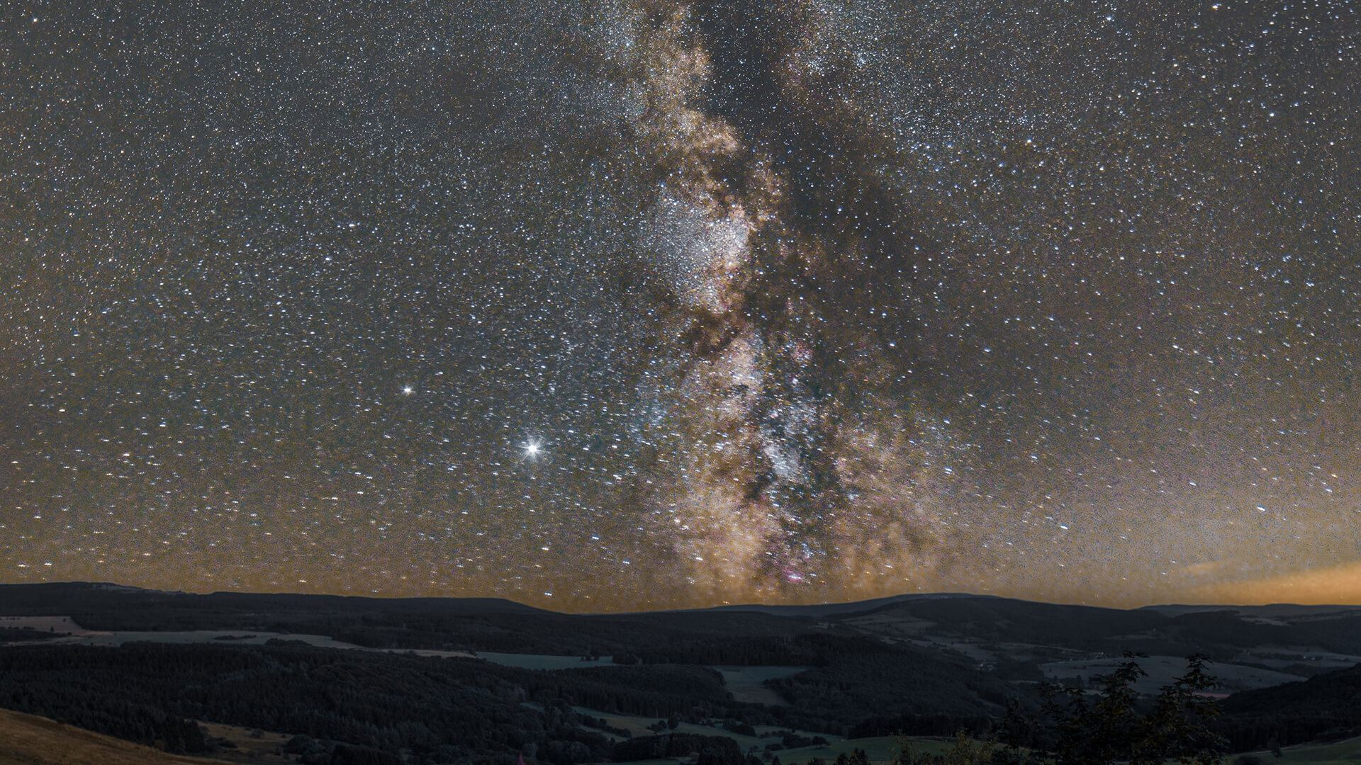 Gersfeld : ciel étoilé avec la Voie lactée au-dessus du Wasserkuppe