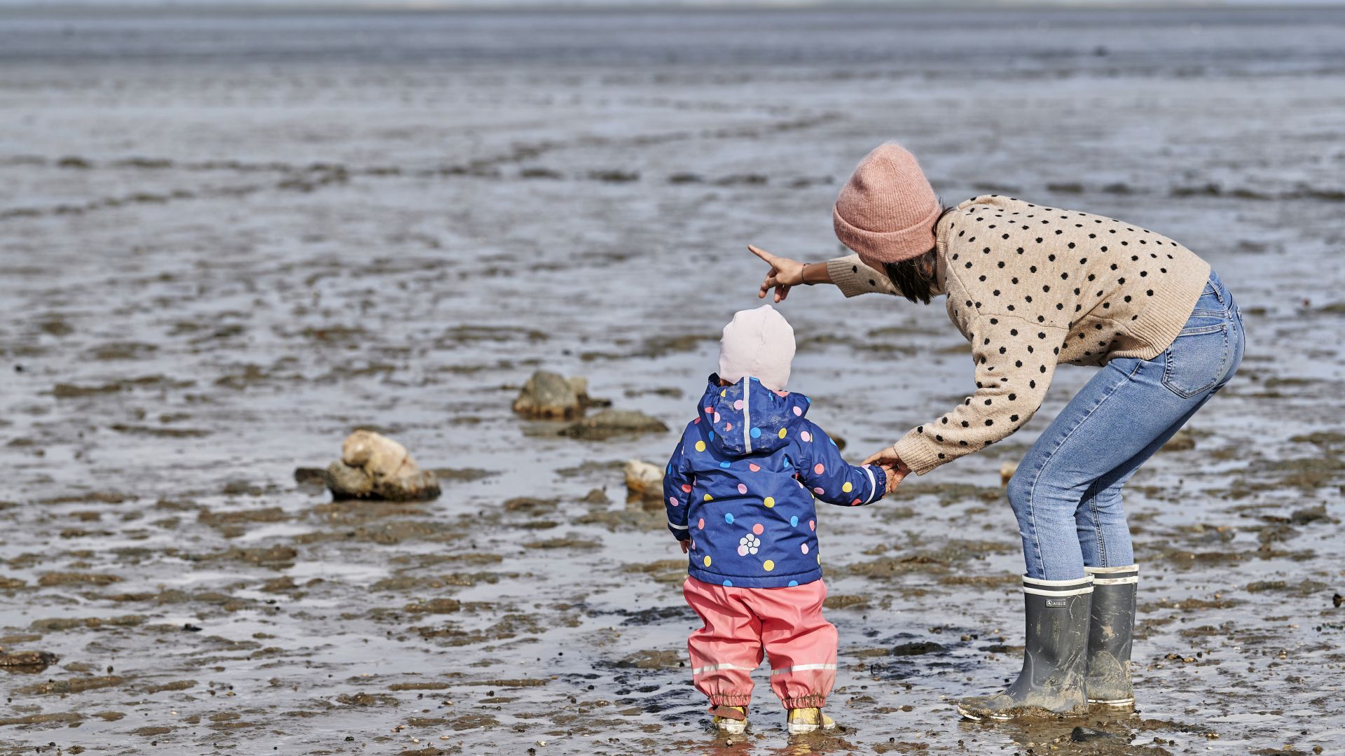 Wittmund: Mère et enfant admirent la vue sur la mer des Wadden; Centre de randonnée dans les vasières Frise orientale