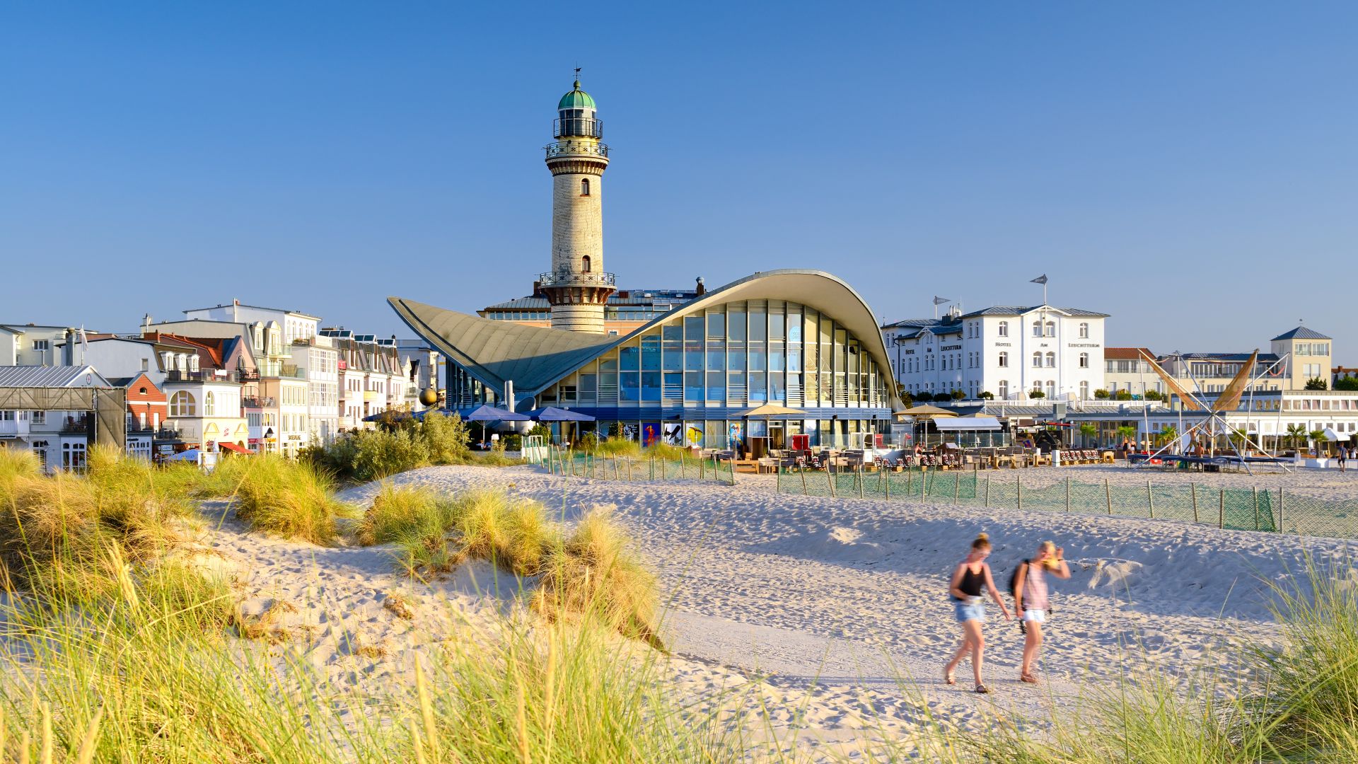 Rostock: Leuchtturm und Teepott in Warnemünde an der Seepromenade