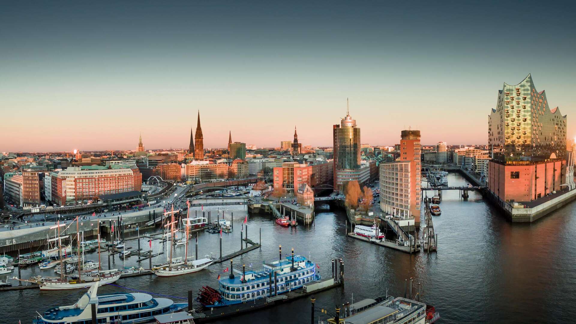 Hamburg: Elbphilharmonie und Hafencity bei Sonnenuntergang