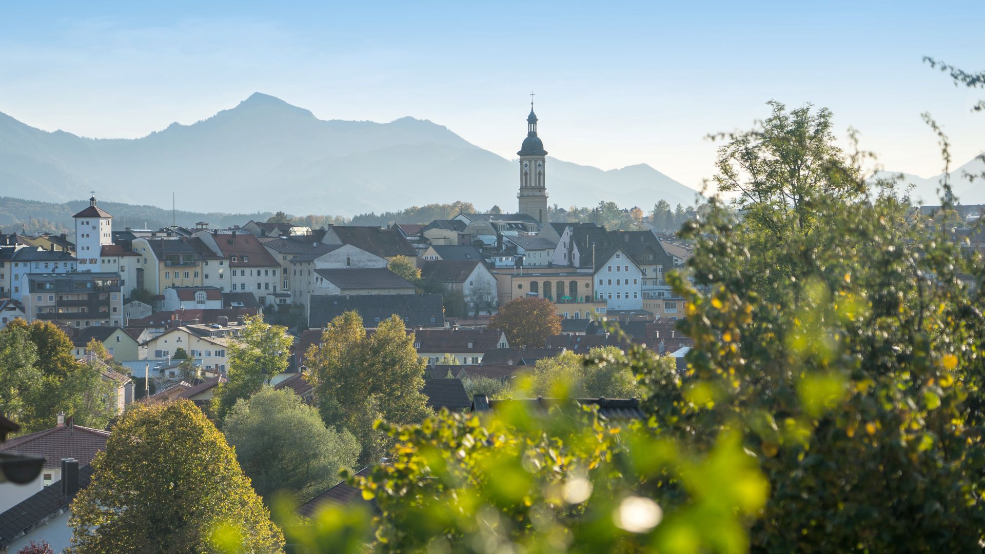 Traunstein : Vue panoramique avec le centre du village et les montagnes