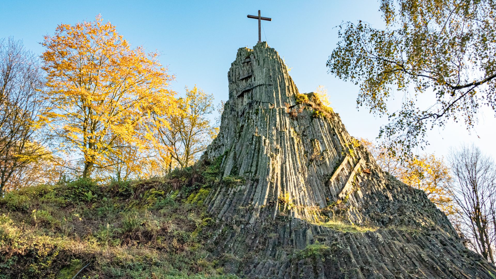 Basaltkegel Druidenstein mit Kreuz im herbstlichen Westerwald