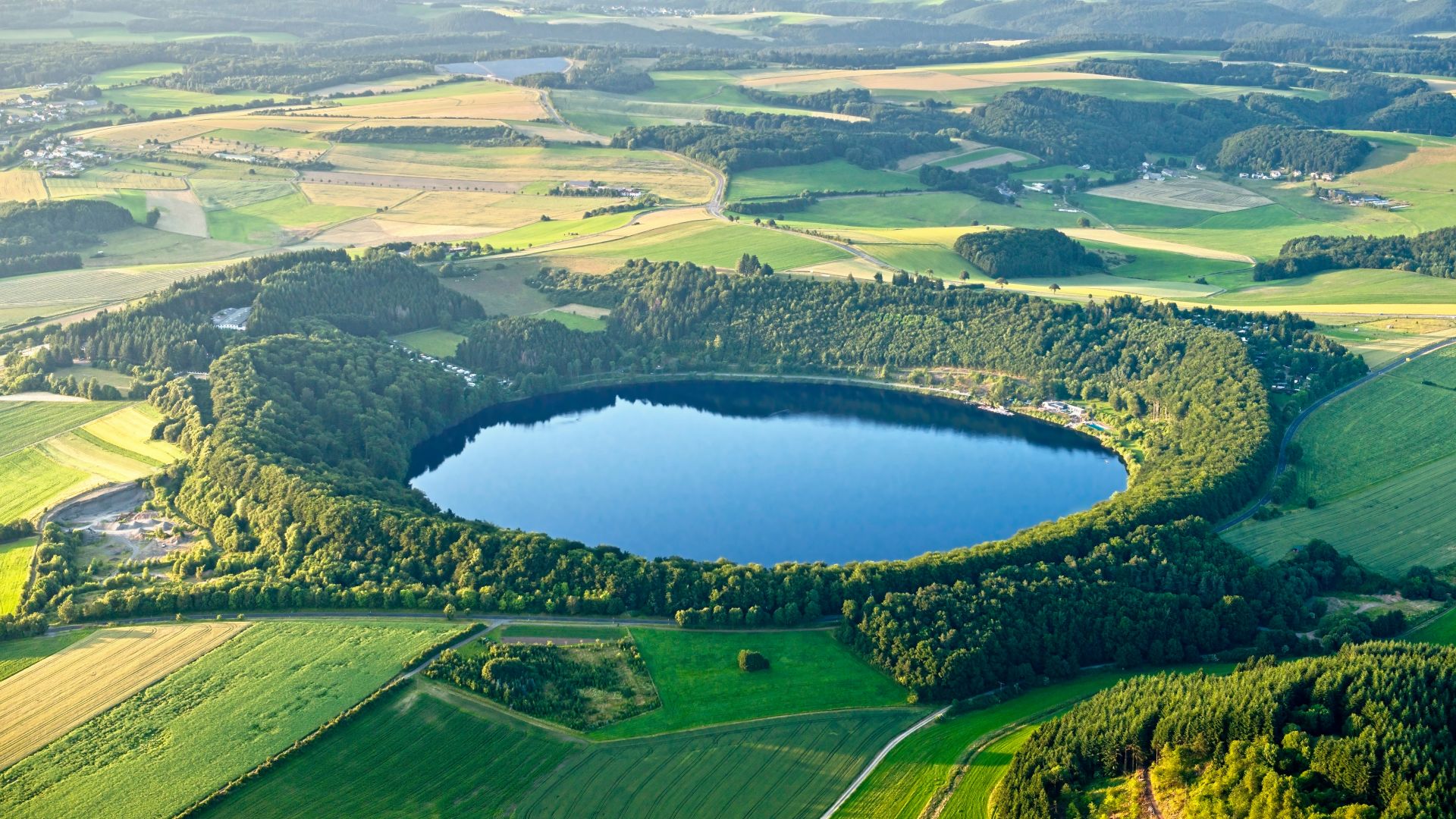 Vue aérienne du Dauner Maar dans l'Eifel volcanique