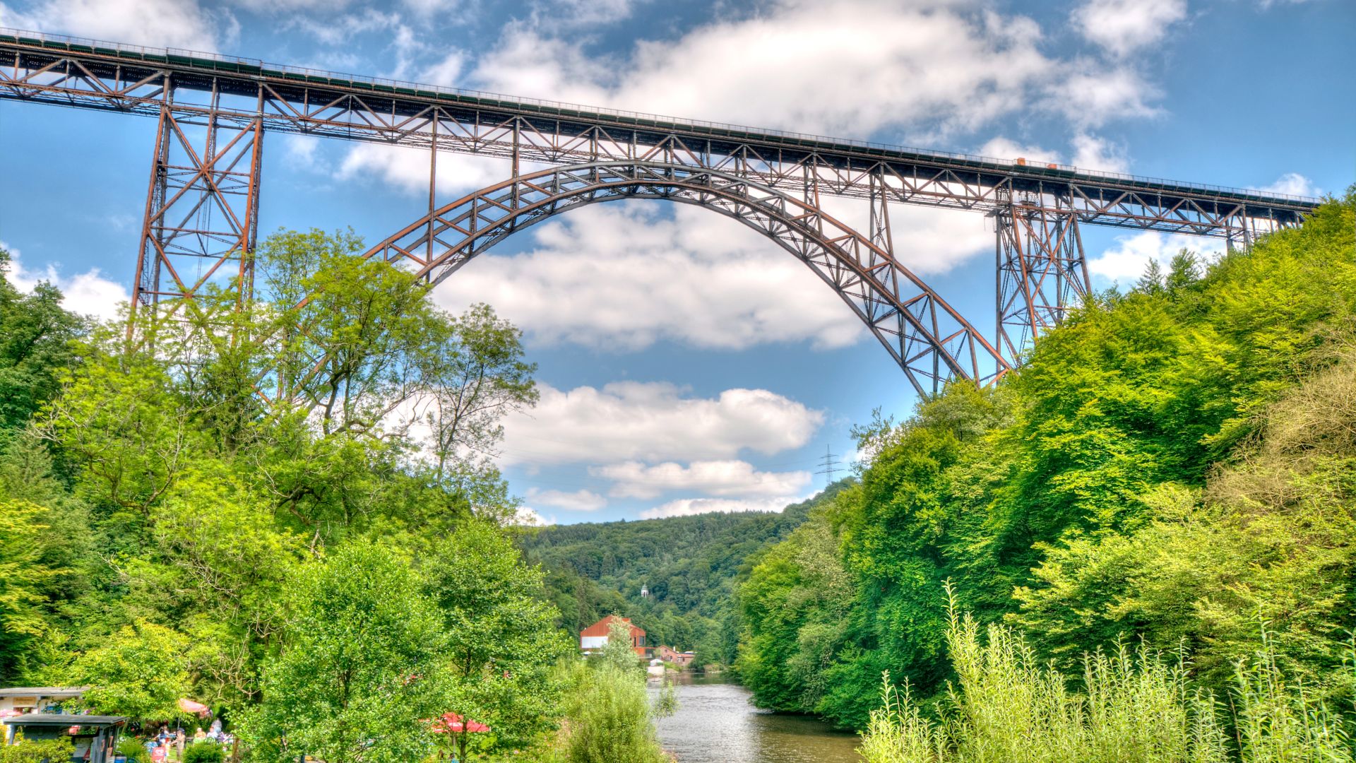 Müngstener Brücke, die höchste Eisenbahnbrücke Deutschlands, überspannt ein üppig grünes Tal zwischen Remscheid und Solingen, unter dem der Fluss Wupper fließt.