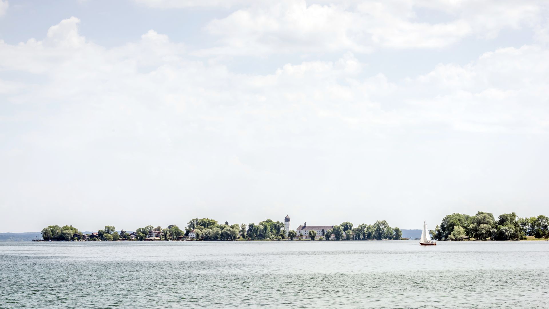 Chiemsee: Herreninsel im Chiemsee mit Segelschiff