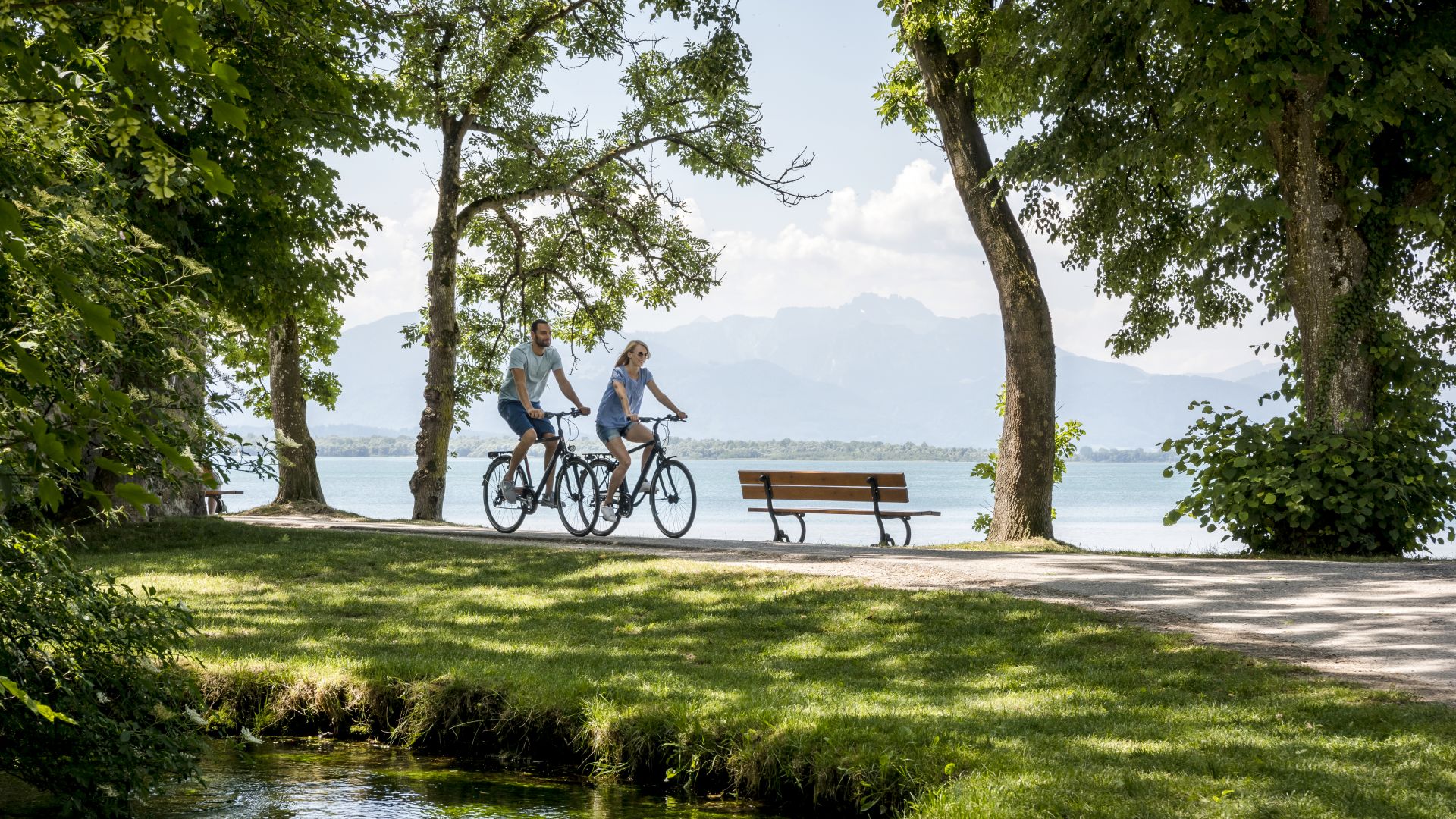 Chiemsee: couple, tour en vélo, au bord de lac