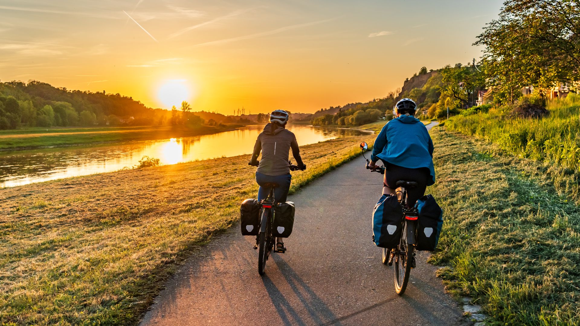 Photo of two cyclists on the Elbe cycle path at sunset