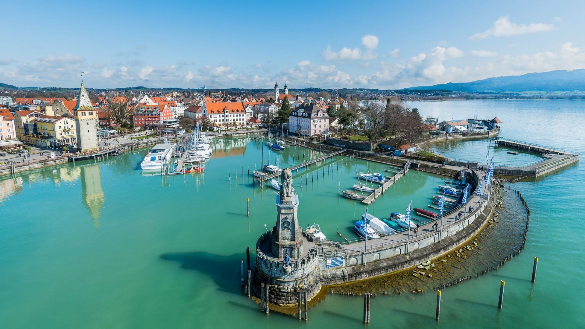 Lindau/Lac de Constance : entrée du port avec la statue du lion bavarois.