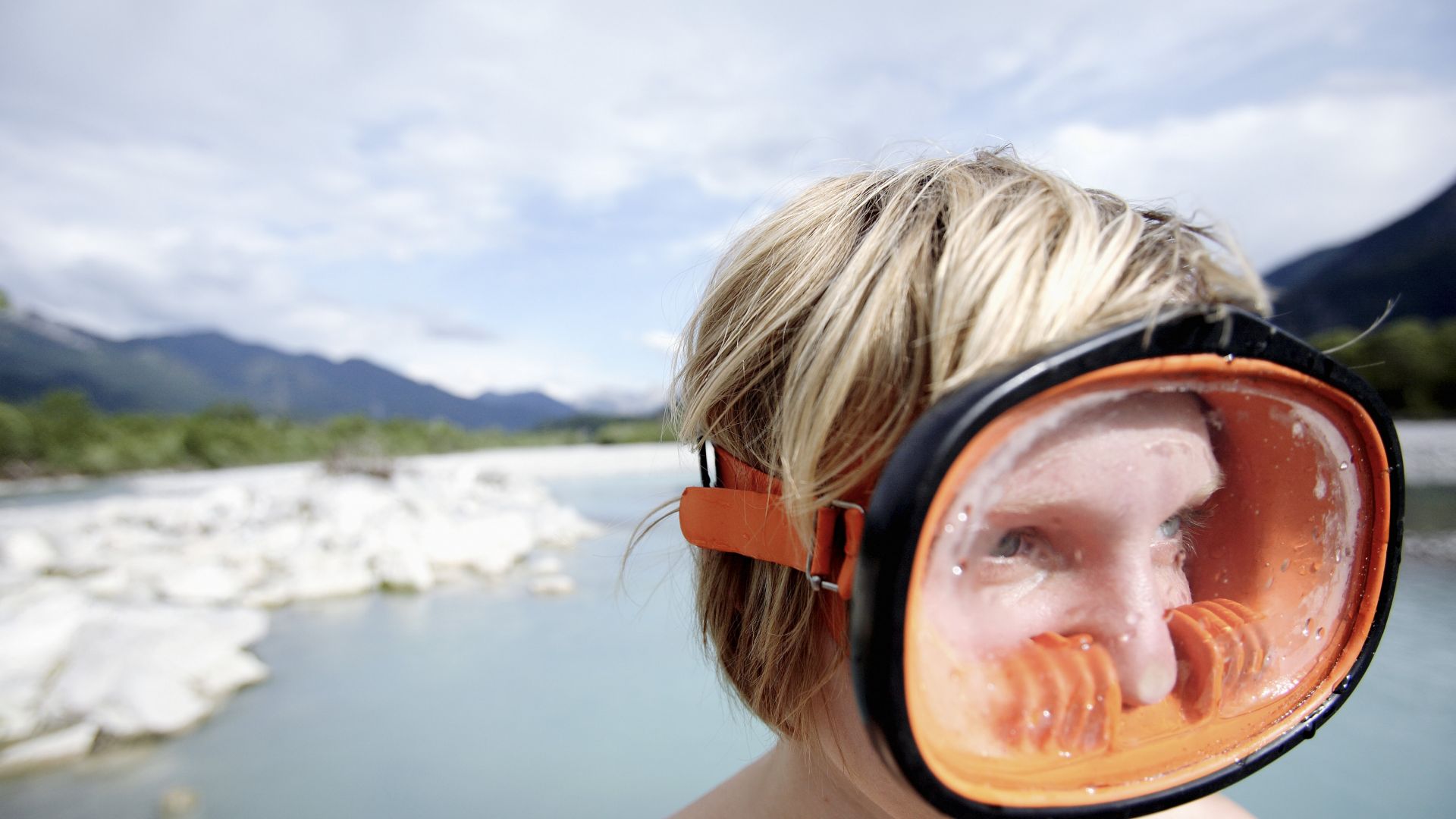 Füssen: Kind mit Taucherbrille