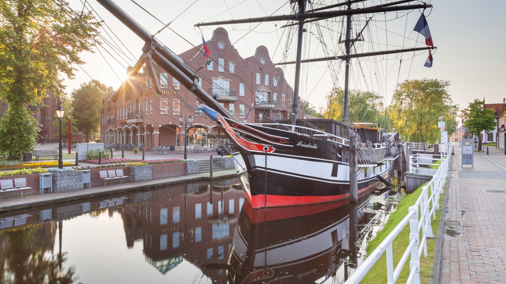 Papenburg: Segelboot Friederike im Hauptkanal, Wiek