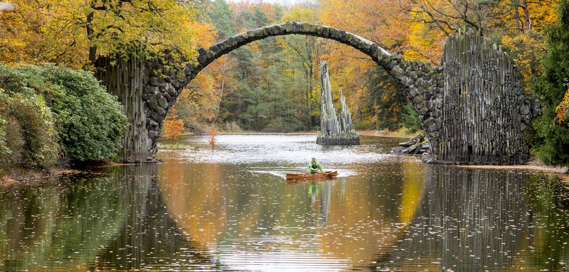 Gablenz: Paddeln an der Rakotzbrücke im Kromlauer Park