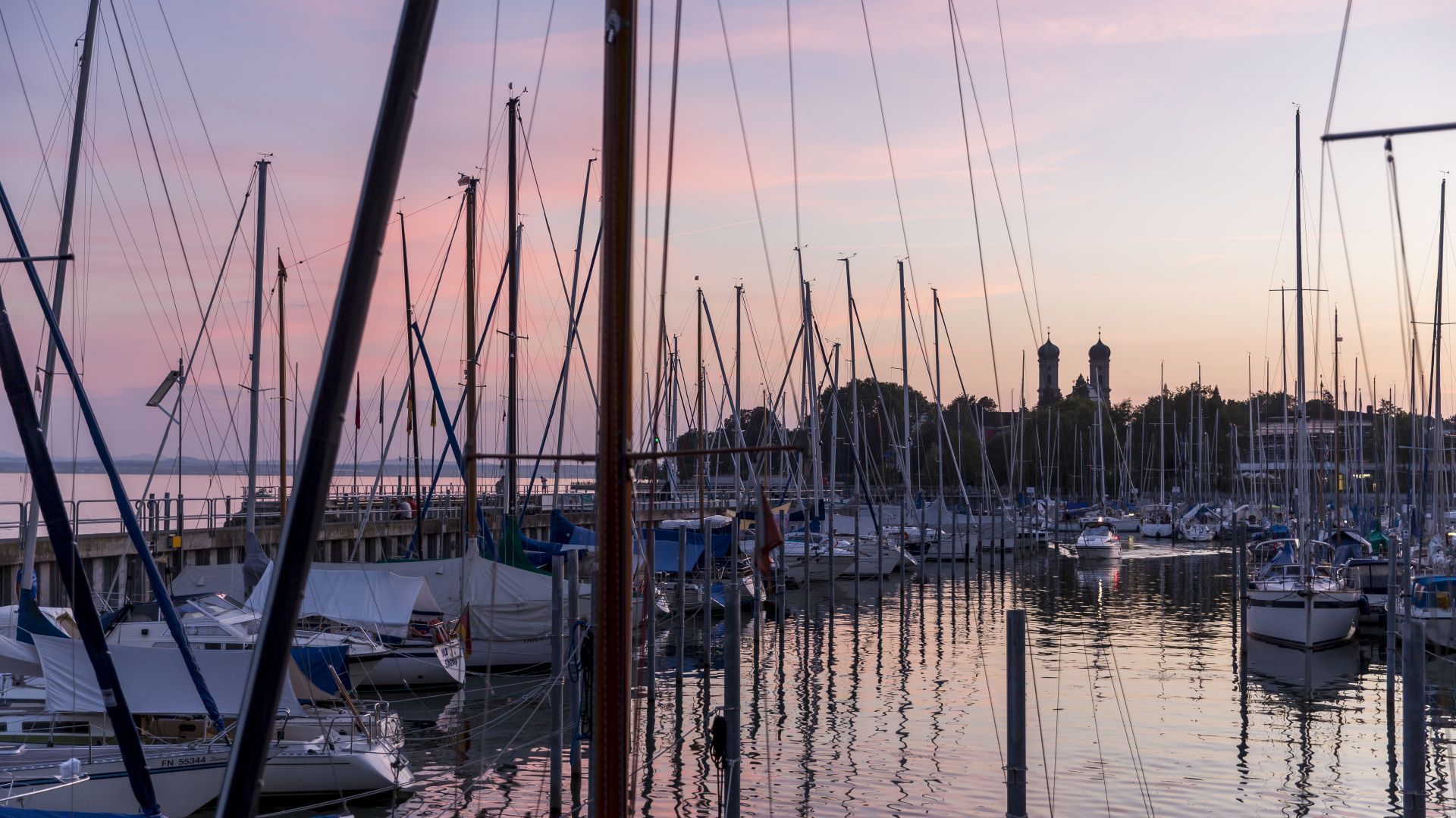 Friedrichshafen: Yachthafen bei Sonnenuntergang über dem Bodensee