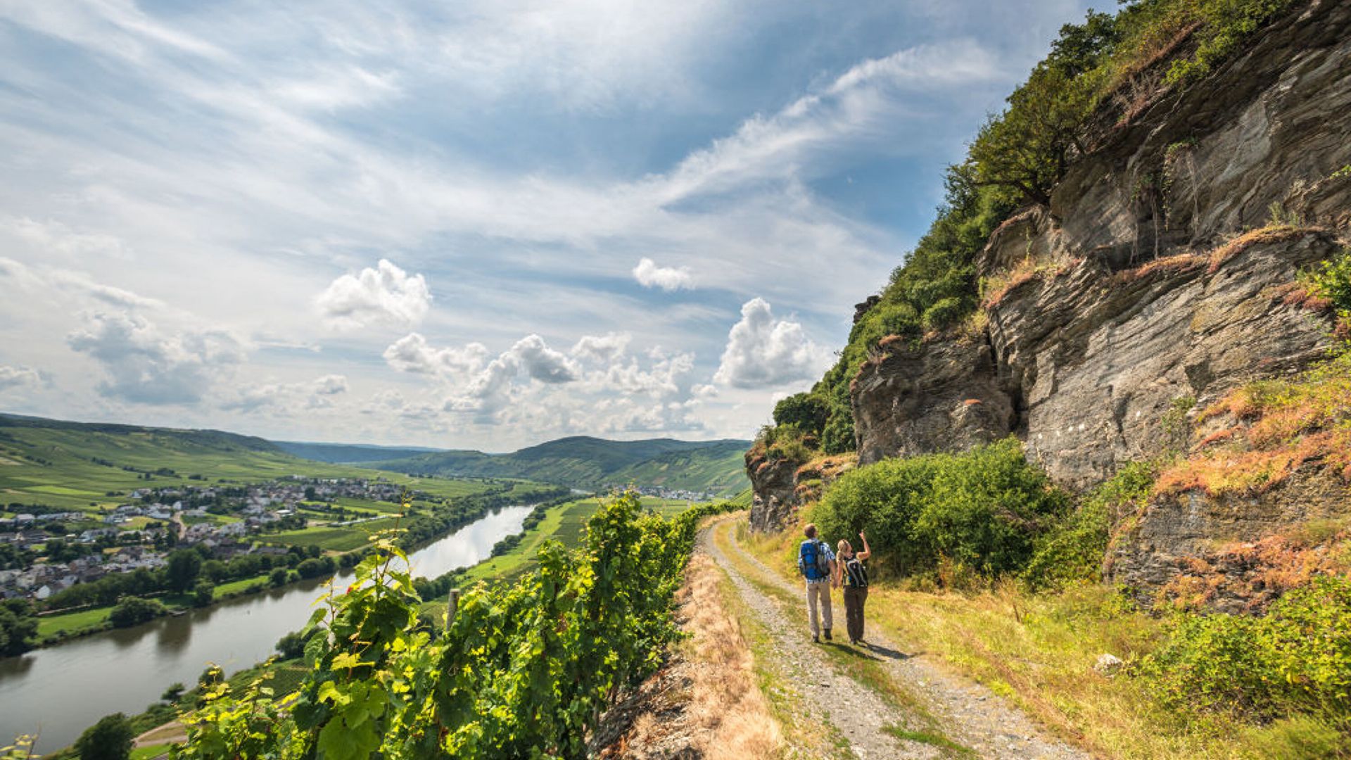 Rhineland-Palatinate: Hikers on the Moselsteig