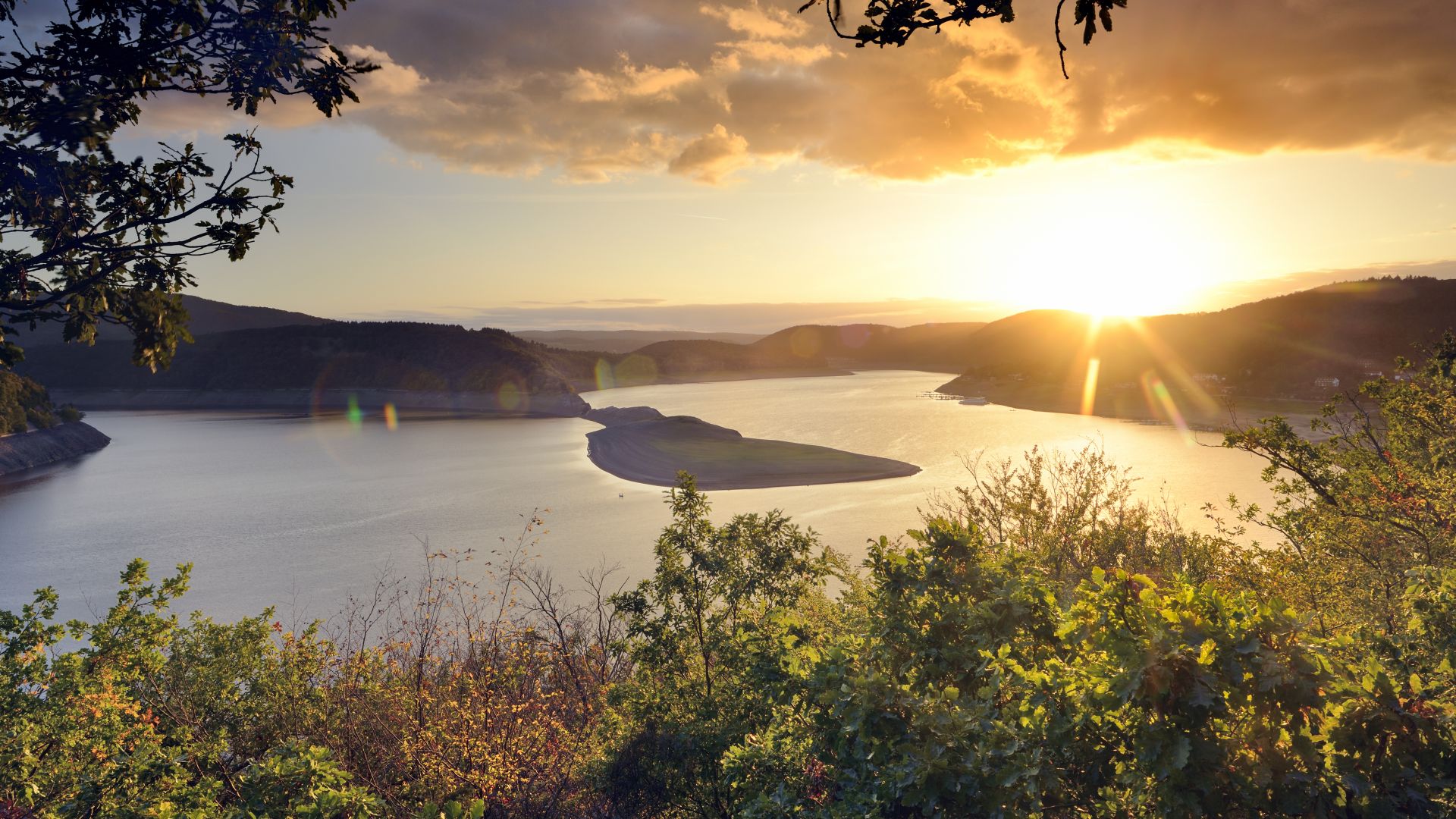 Waldeck-Frankenberg: Der Edersee im Nationalpark Kellerwald-Edersee in der Abendsonne