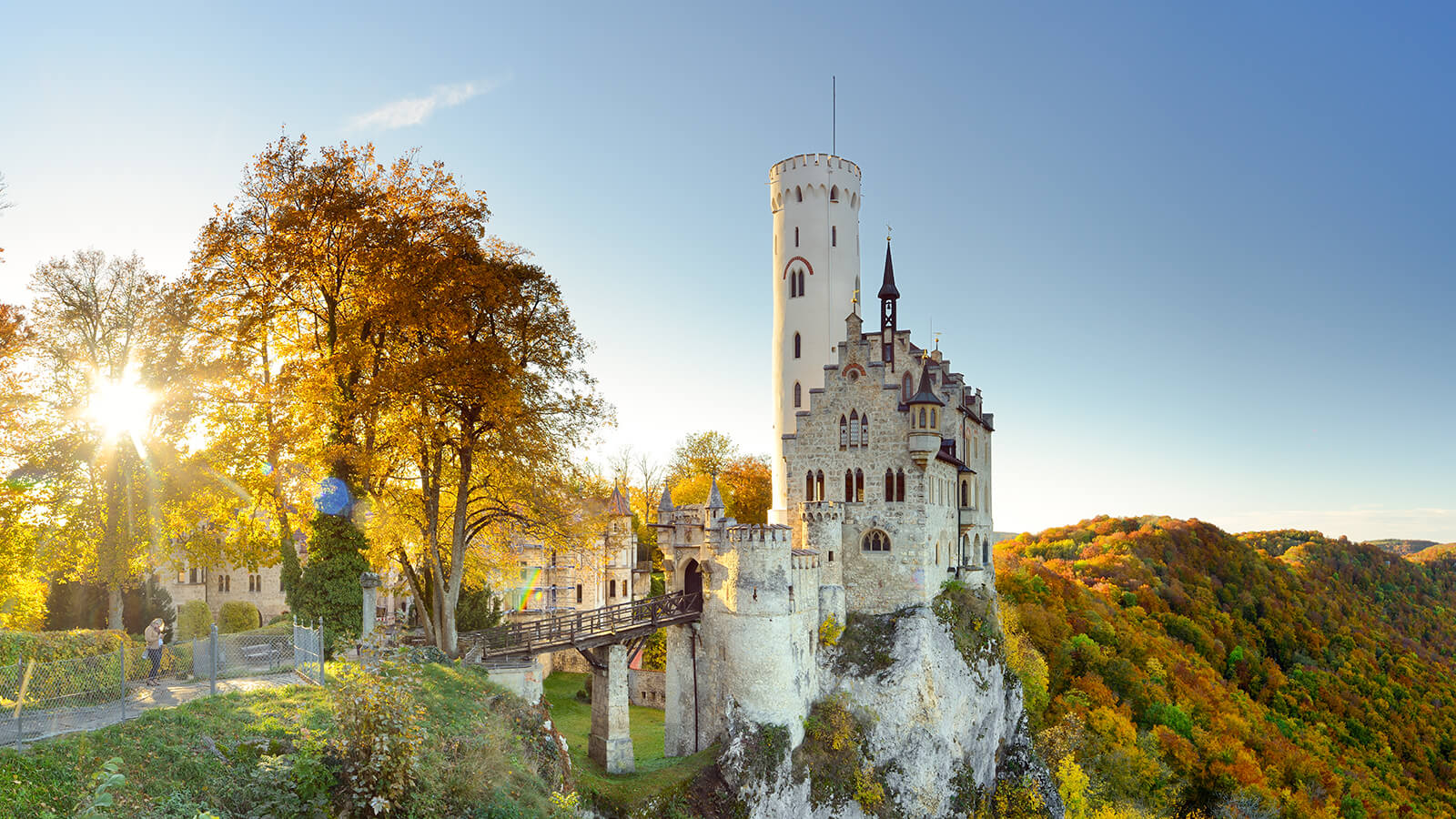 Reutlingen: Blick auf das herbstliche Schloss Lichtenstein