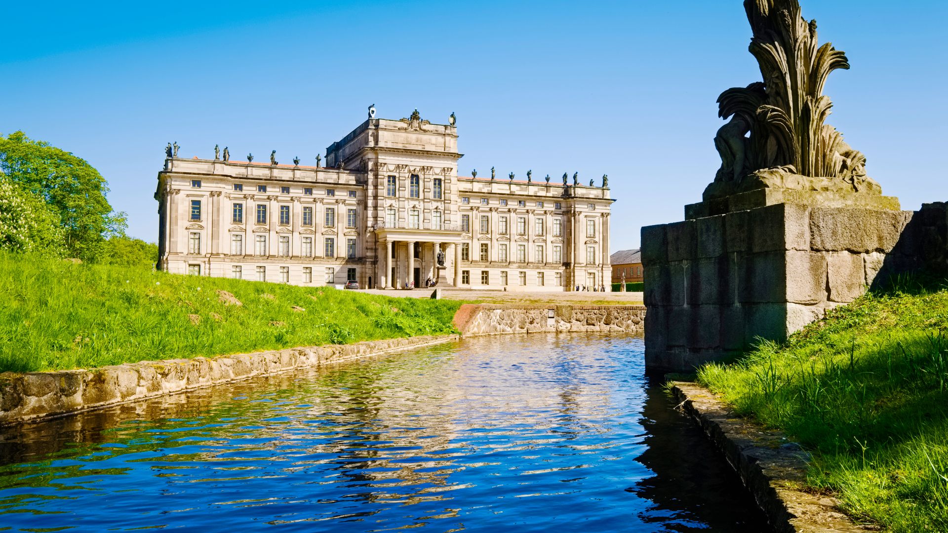 Ludwigslust : Château de Ludwigslust avec canal dans le parc du château