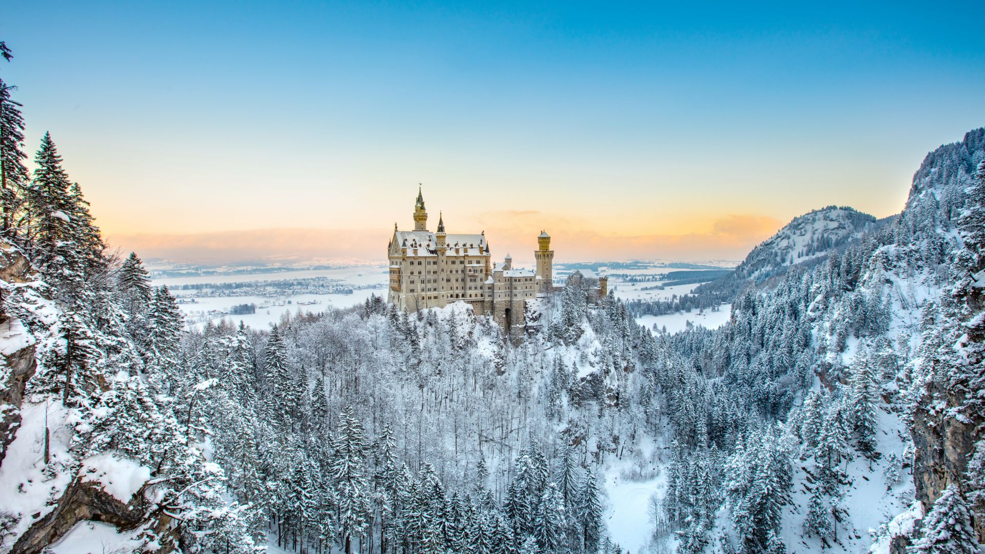 Schwangau: Neuschwanstein Castle at sunset in winter landscape