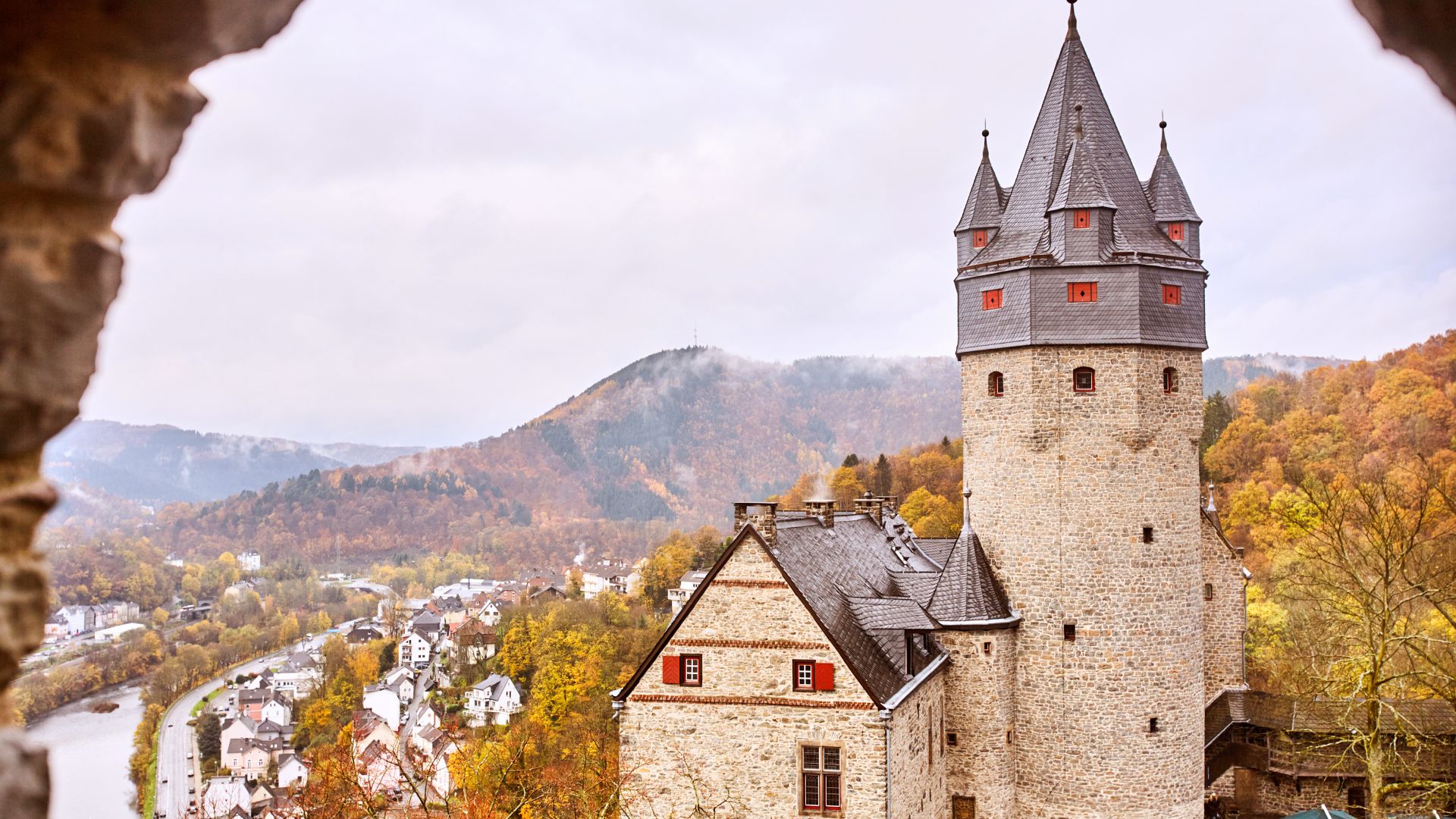 Altena: Burg Altena im Herbst mit Blick auf die Lenne