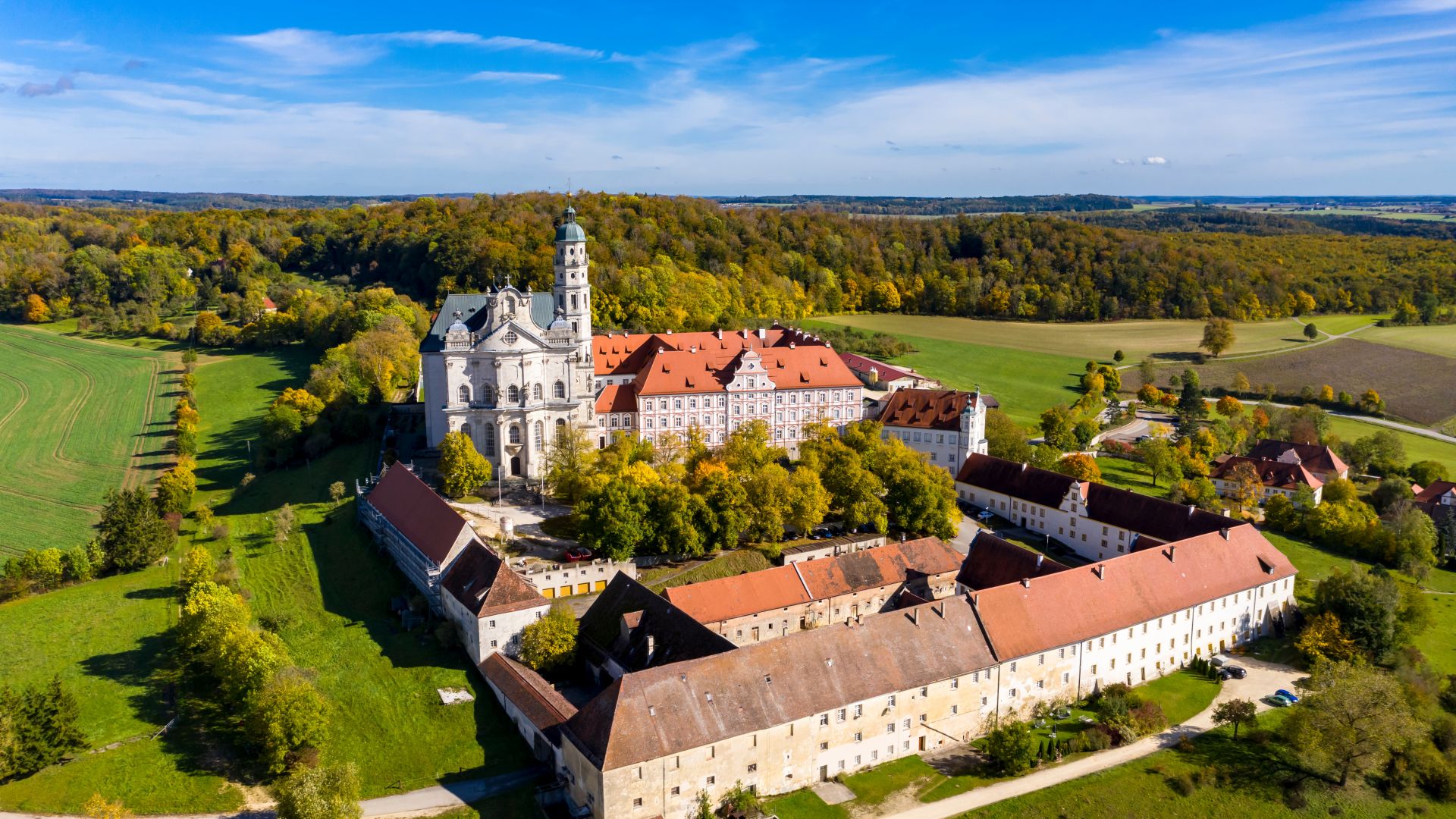 Neresheim: Luftaufnahme der Abteikirche Neresheim