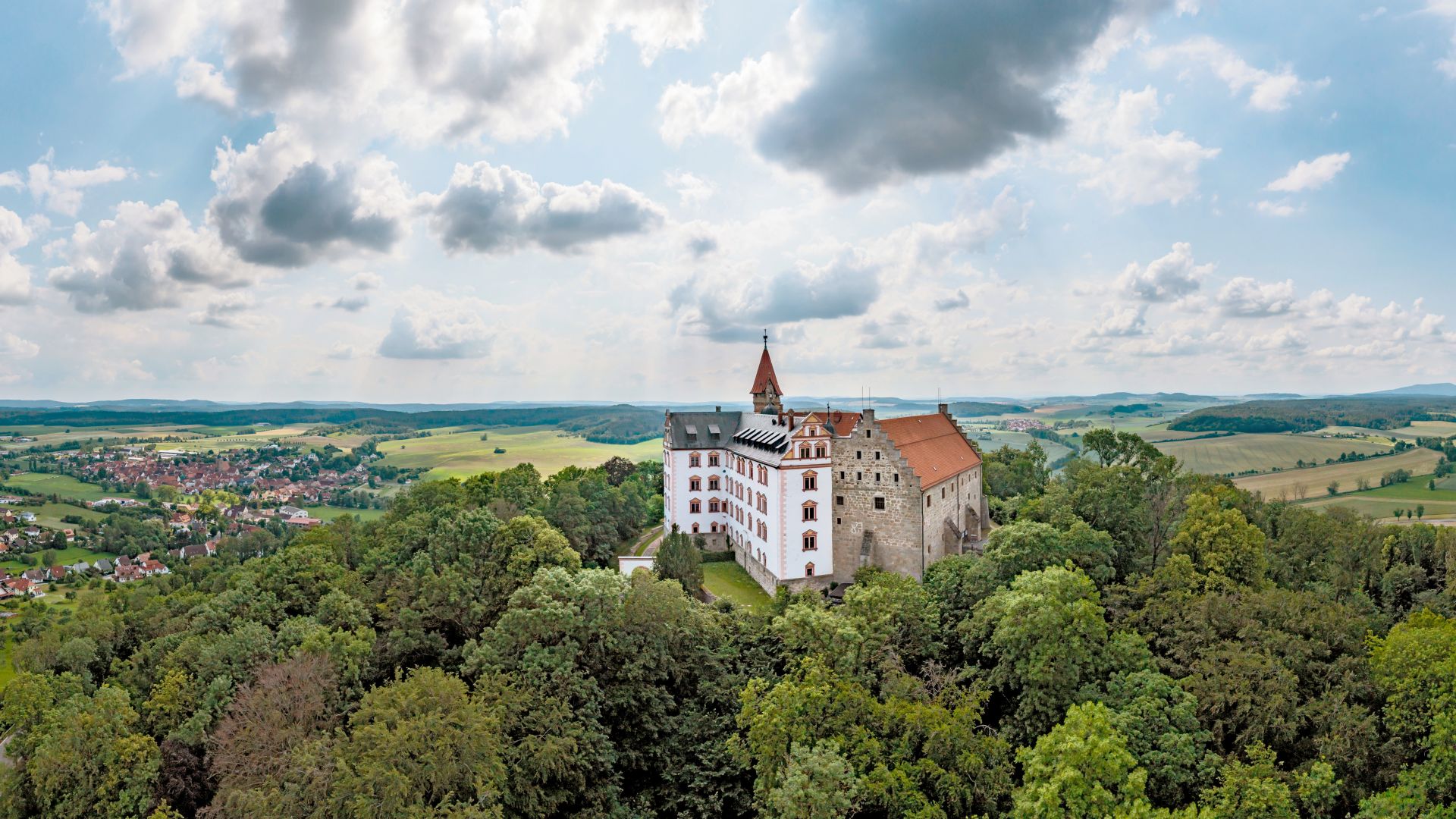 Bad Colberg-Heldburg: Panoramaansicht auf Veste Heldburg