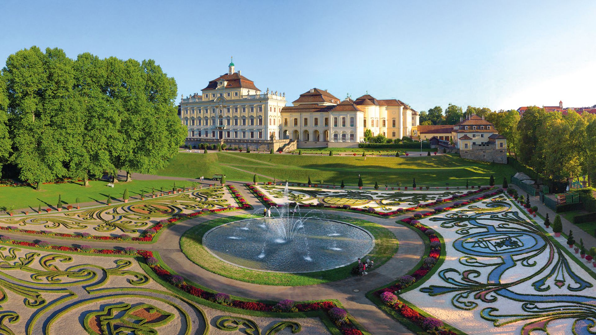Ludwigsburg: garden north; blooming baroque with residential palace
