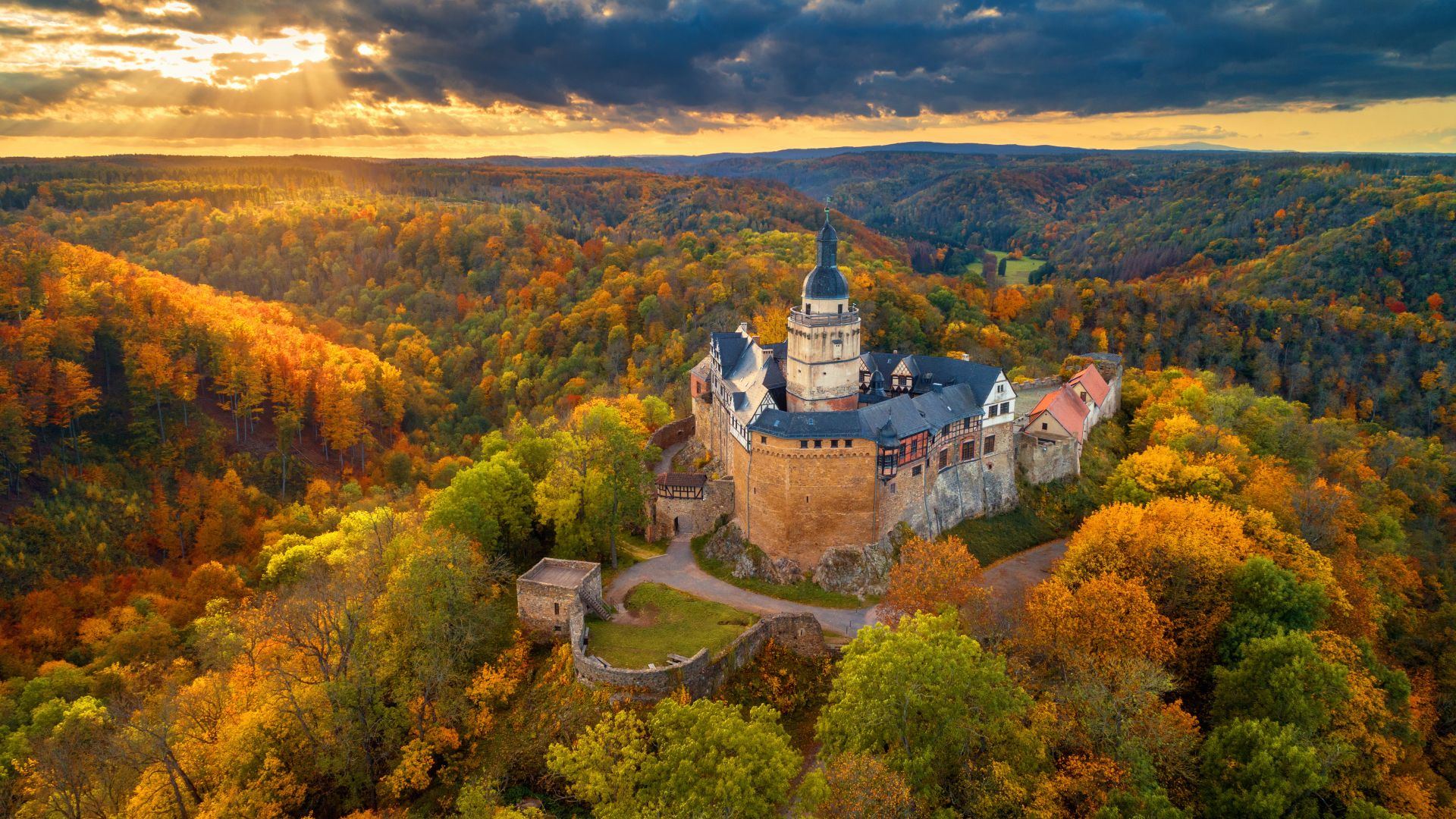 Falkenstein: Luftaufnahme der Burg Falkenstein bei Dämmerung im Herbst, Harz