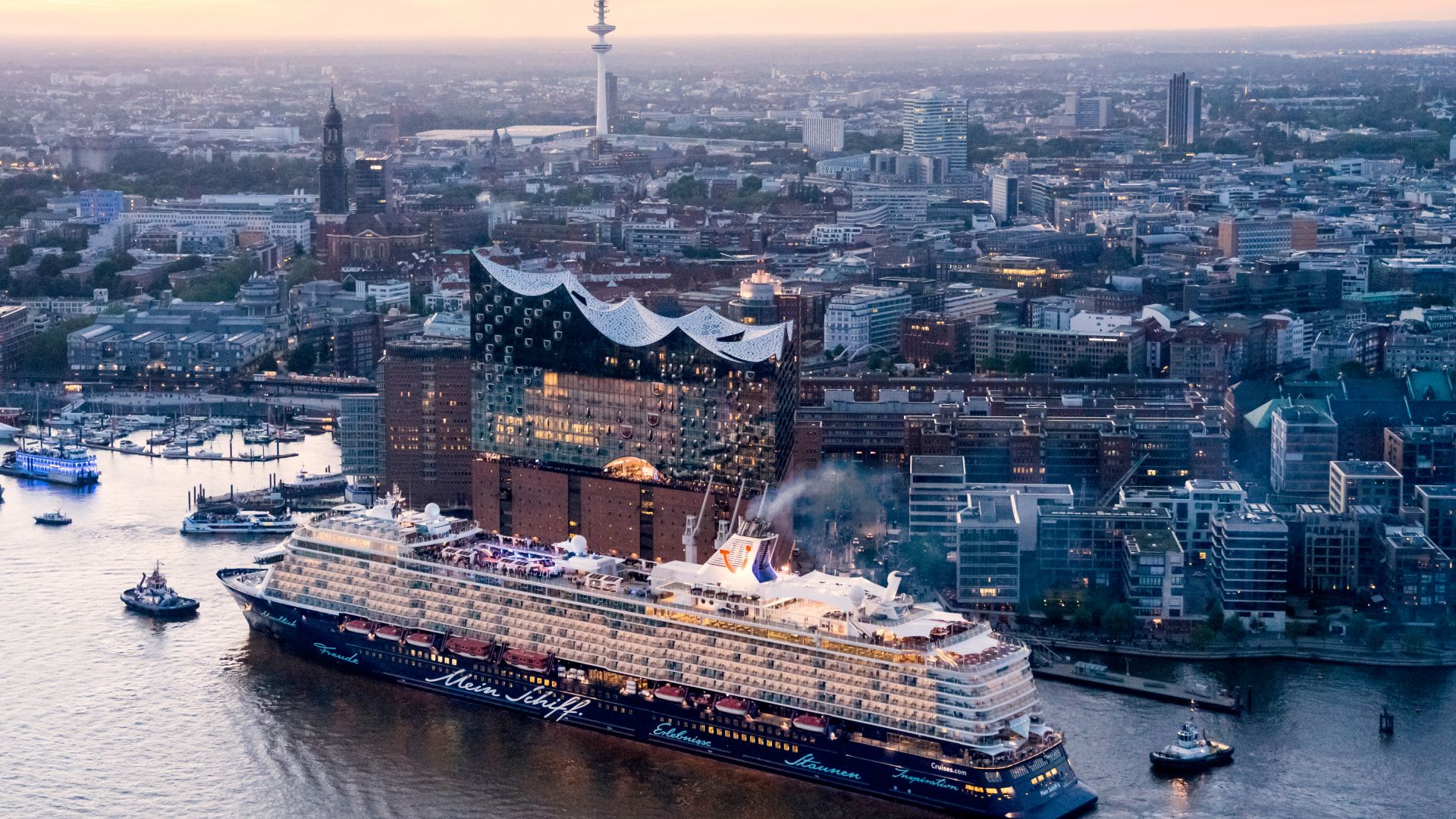 Hamburg: Elbe Philharmonic Hall with cruise liner 