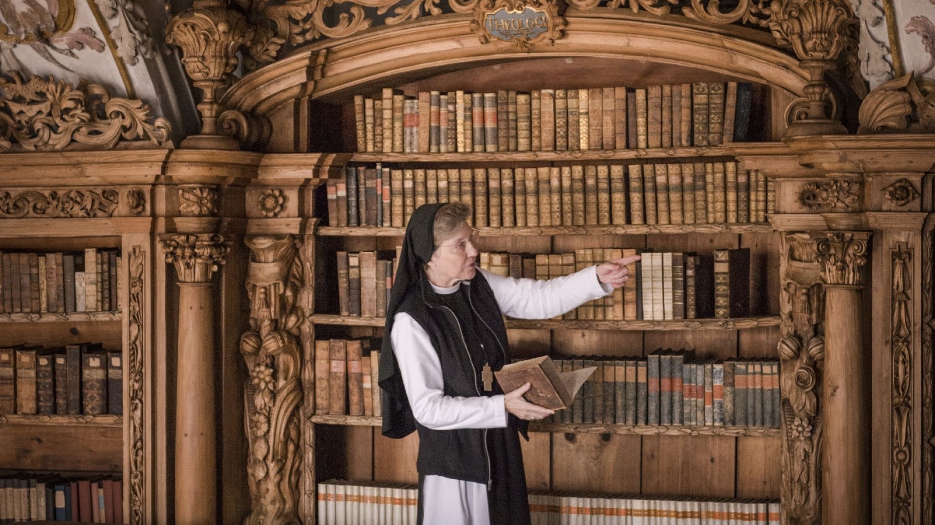 Waldsassen: l'abbesse Laetitia Fech dans la bibliothèque du monastère de Waldsassen