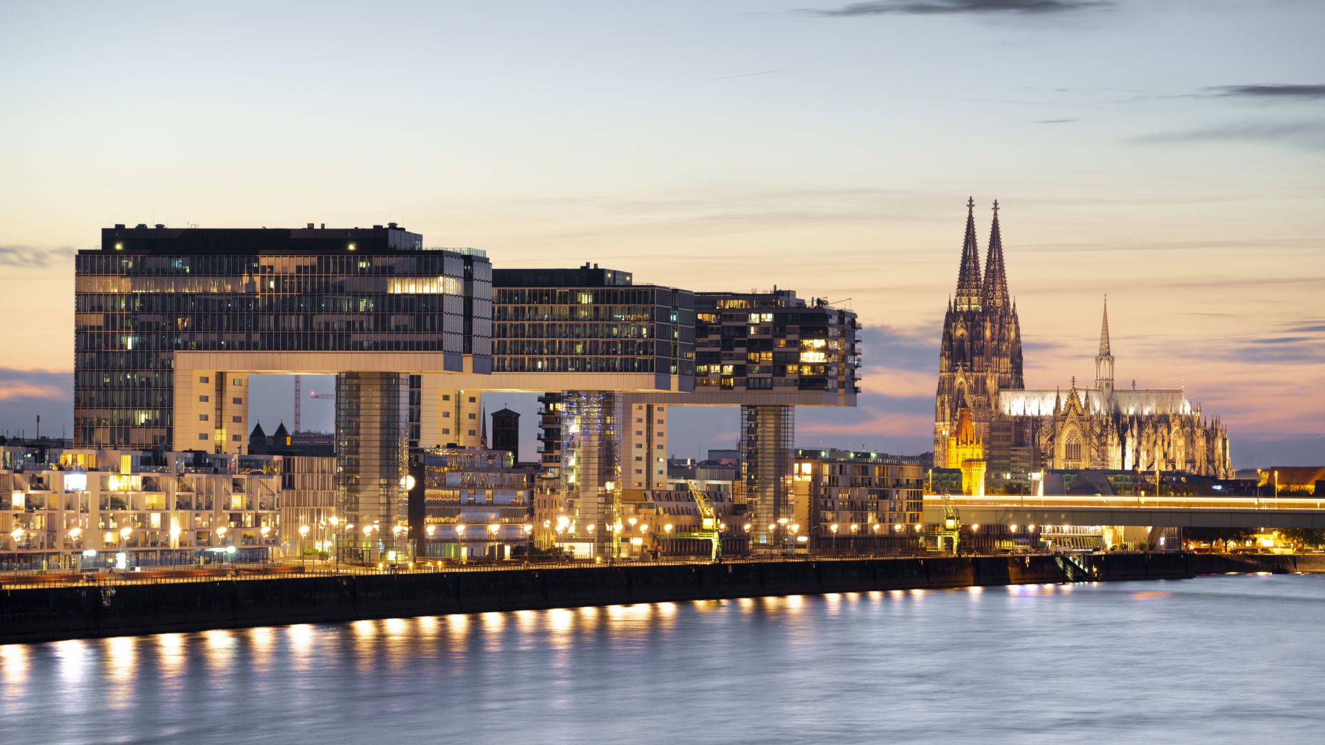Cologne: les maisons-grues sur le Rhin