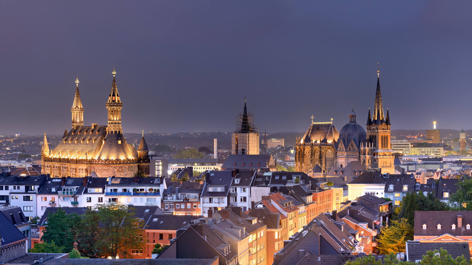 Fagnes, Monschau, Maastricht, septembre 2024. Aachen_Stadt_mit_Dom_Luftbild_bei_Nacht