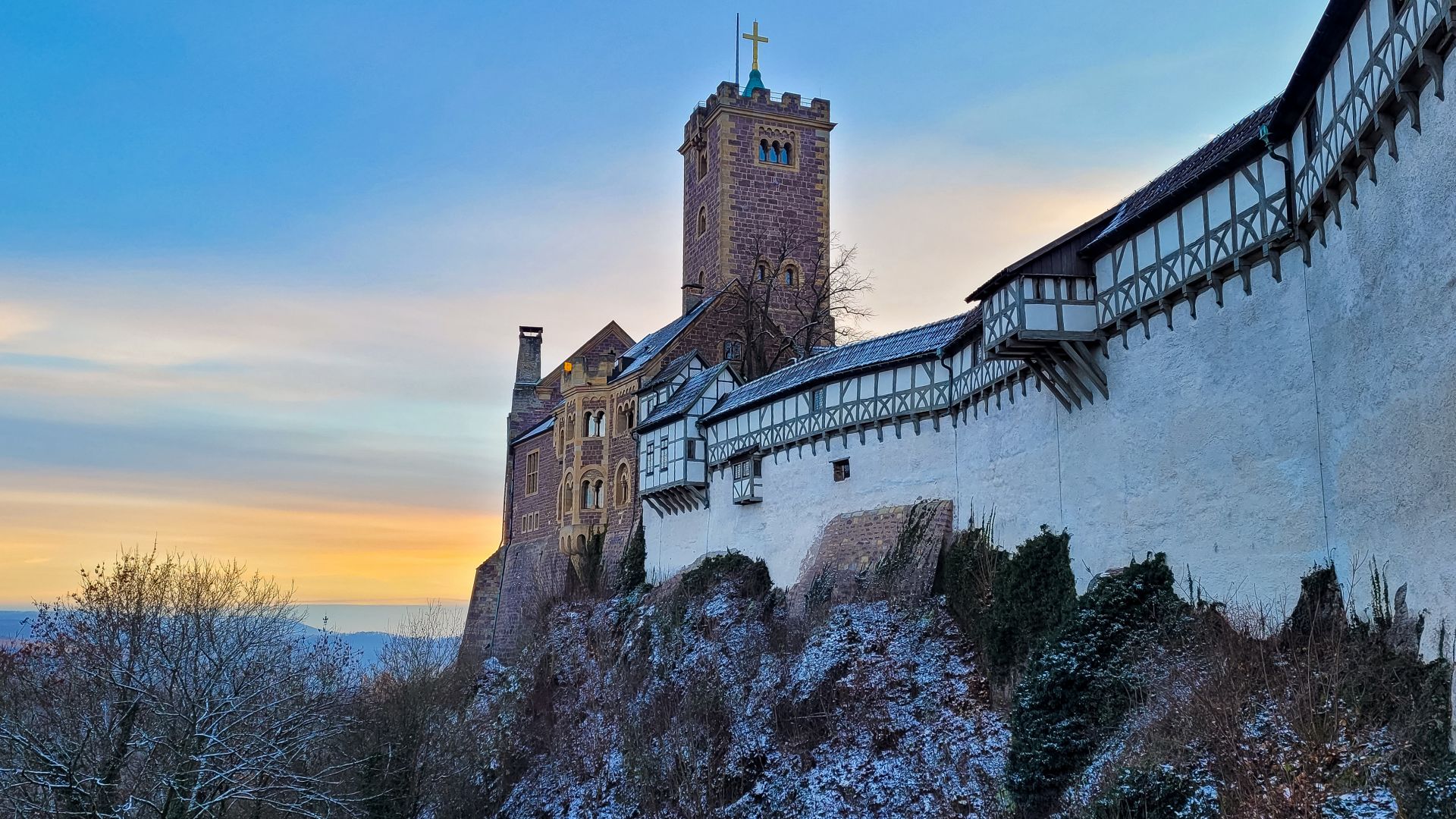 Die Wartburg in Eisenach ist im Winter bei leichtem Schneefall zu sehen.