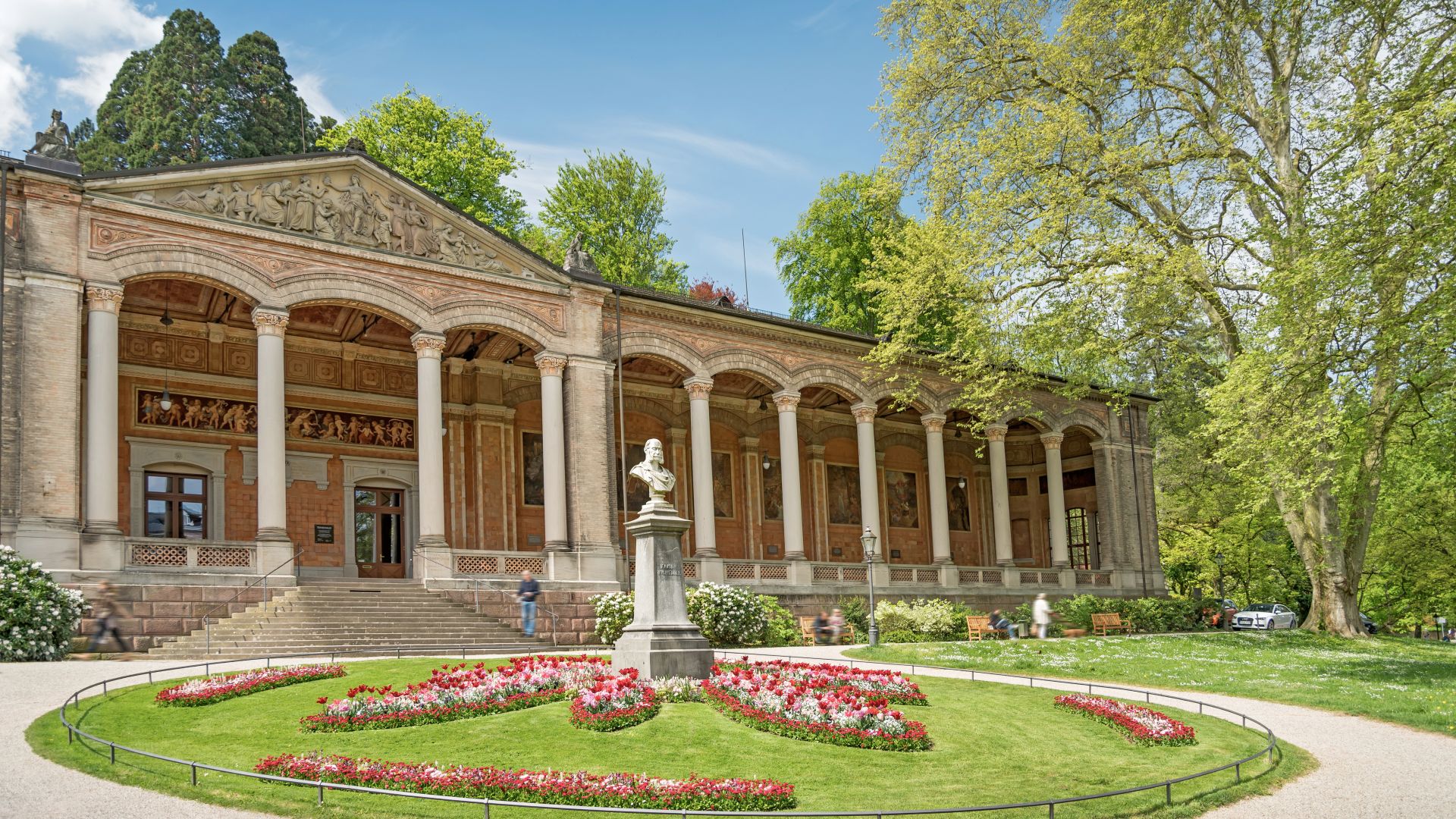 Baden-Baden: Trinkhalle building with garden