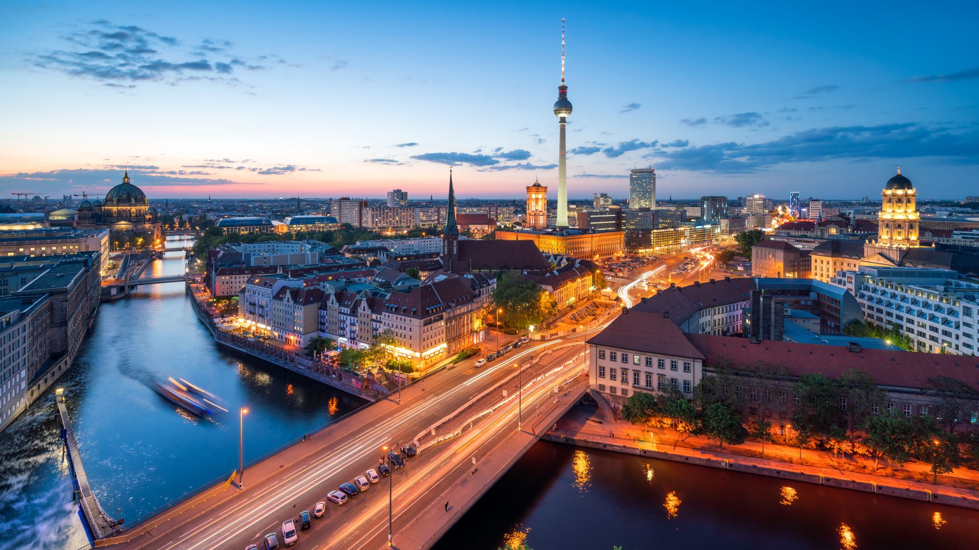 Berlin: Skyline bei Nacht mit Blick über die Spree und auf den Fernsehturm