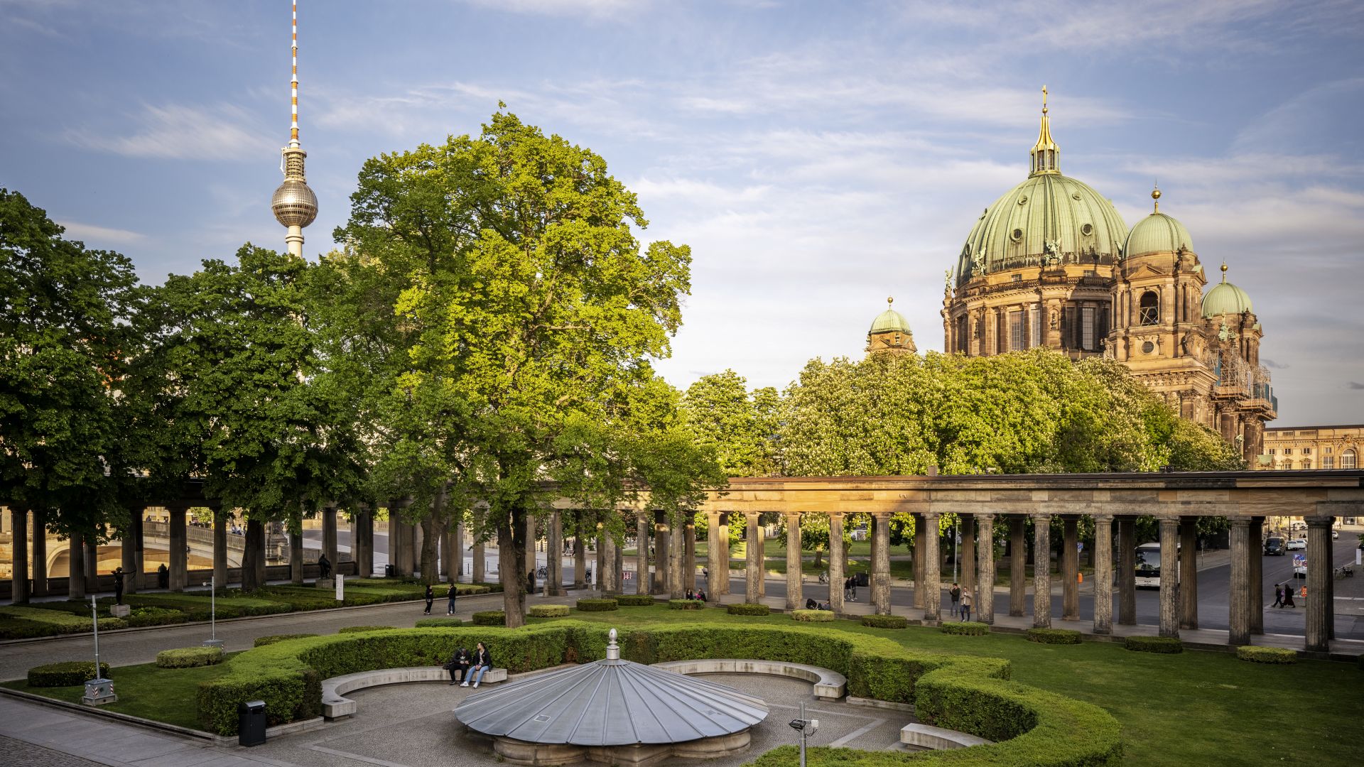 Berlin : jardin avec la cathédrale de Berlin et la tour de télévision en arrière-plan sur l`île des musées