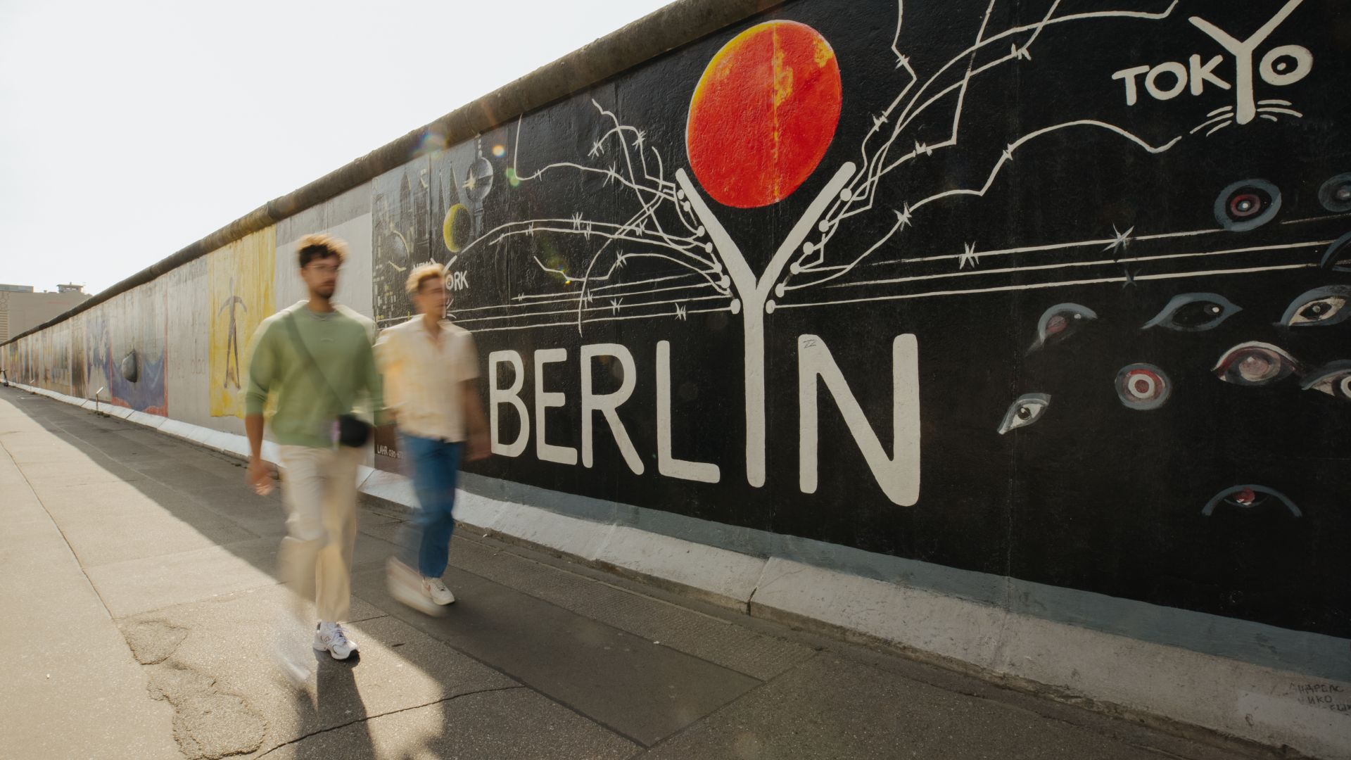 Berlin : Couple au mur de Berlin