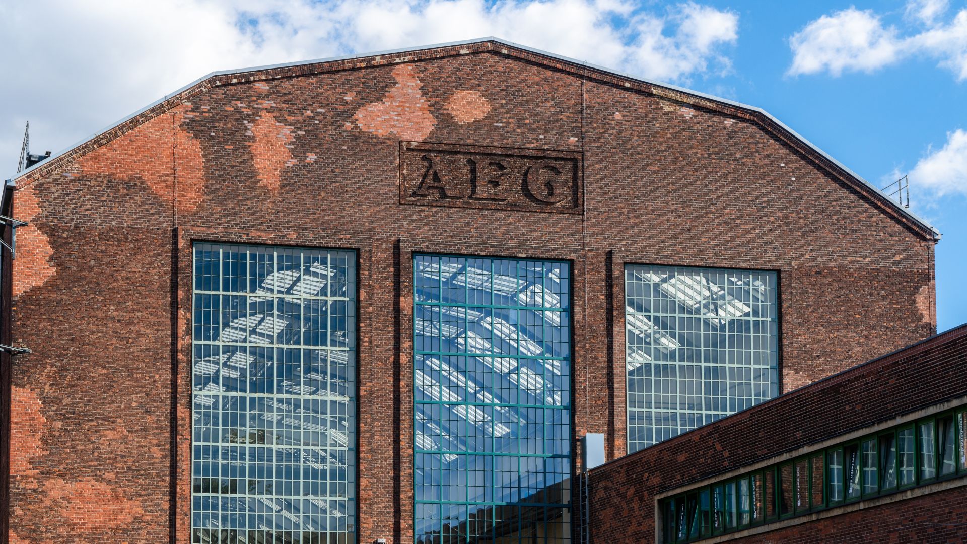 Historische Backsteinhalle der AEG mit Glasfassade im Berliner Humboldthain