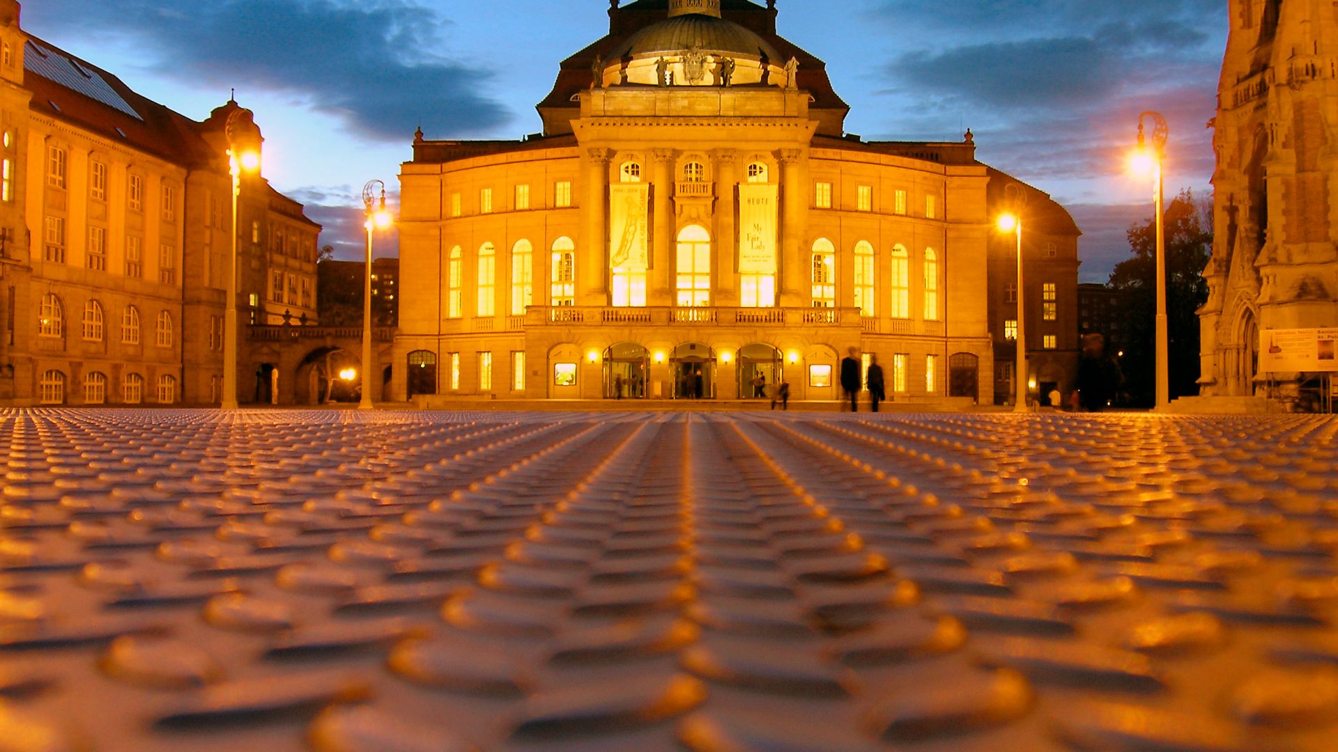 Chemnitz: Oper in der Abenddämmerung