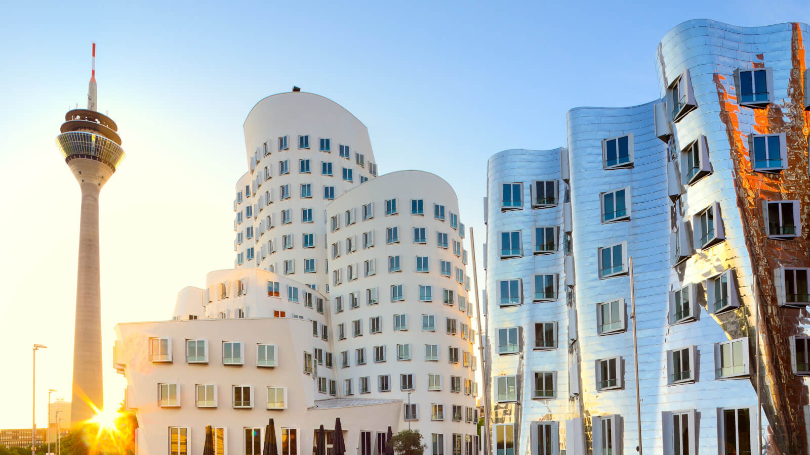 Düsseldorf: Rheinturm und Neuer Zollhof im Medienhafen. Architekt: Frank O'Gehry