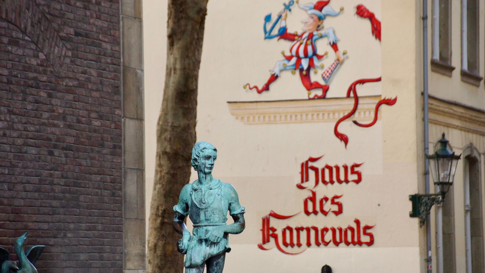 Düsseldorf: Statue vor dem Haus des Karnevals in der Altstadt