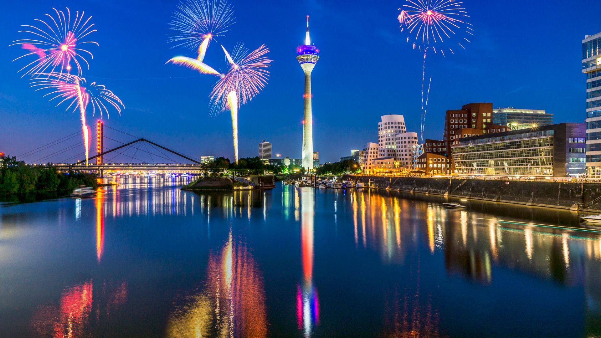 Düsseldorf: Feuerwerk über dem Rhein, im Hintergrund der Medienhafen mit Rheinturm und Neuem Zollhof von Frank O'Gehry