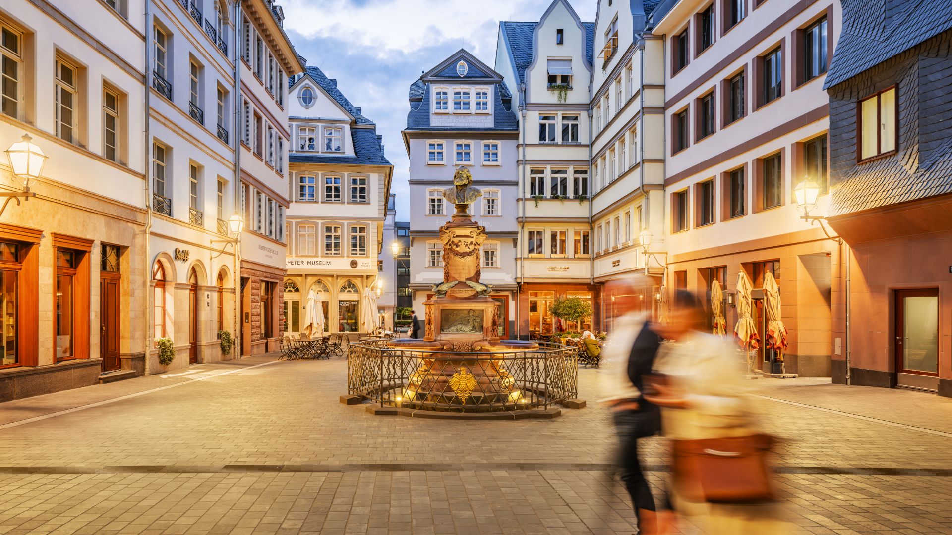 Abendstimmung in der Neuen Altstadt Frankfurt mit Brunnen und Fachwerkfassaden