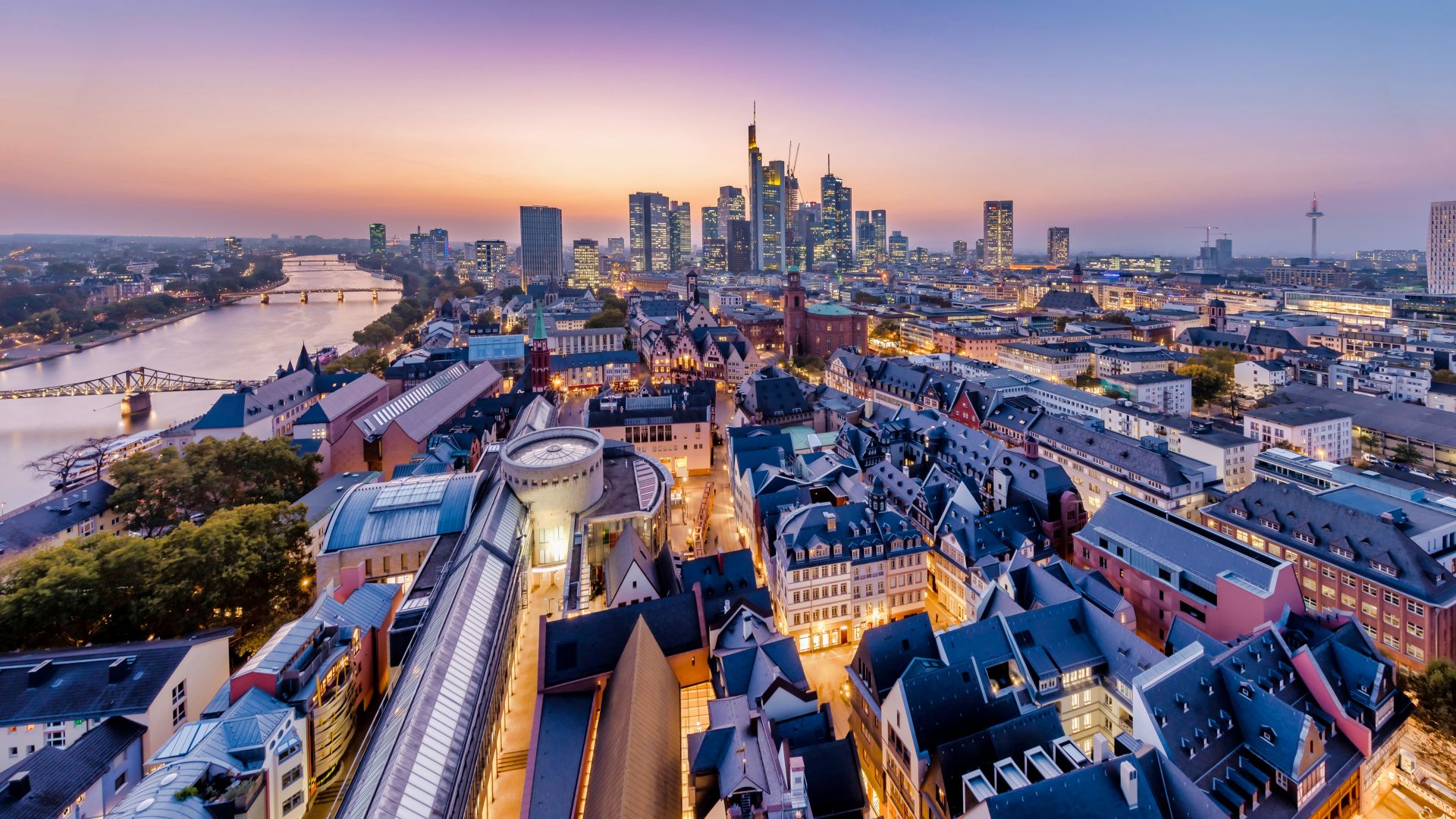 Francfort-sur-le-Main: Skyline au coucher du soleil depuis la cathédrale