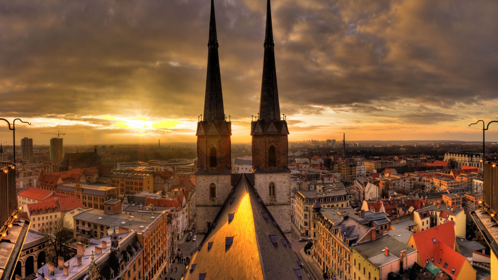 Halle/Saale: Stadtpanorama mit Hausmannstürmen der Marienkirche