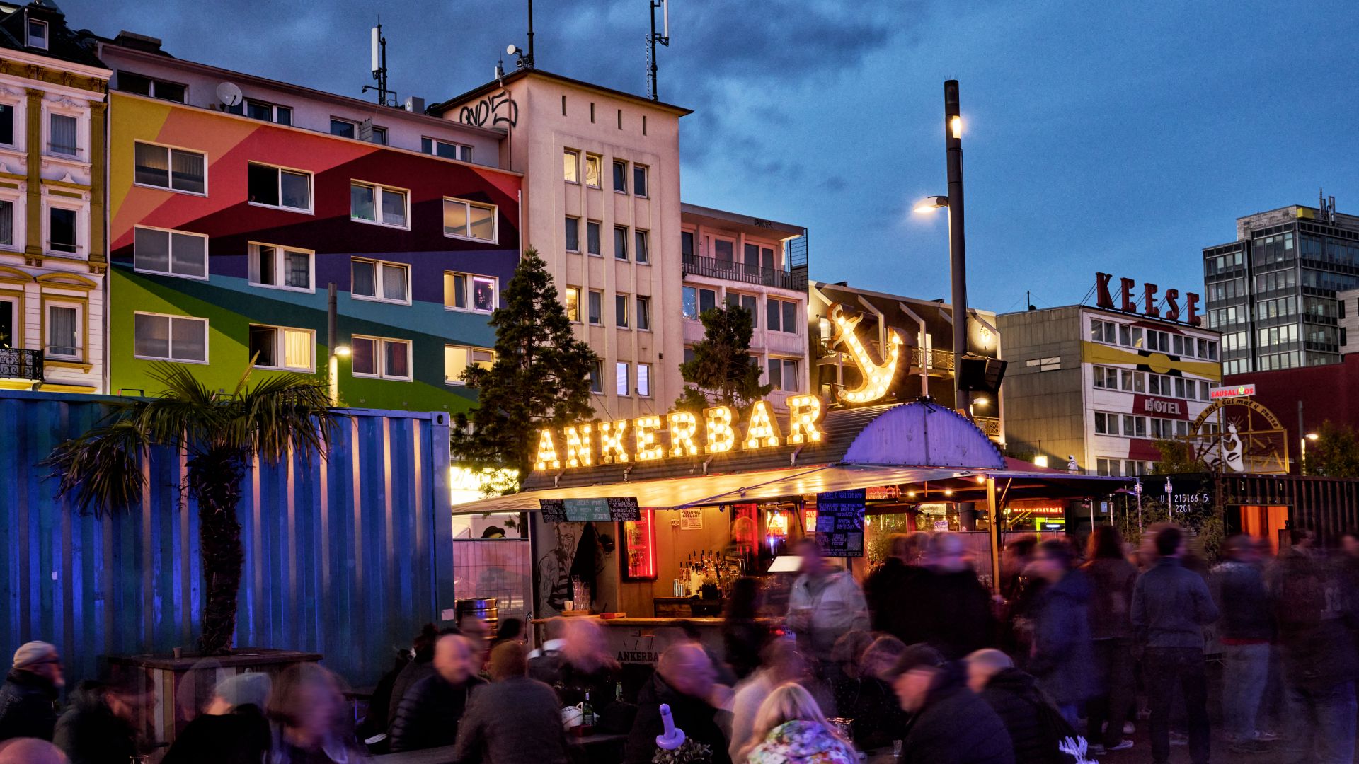 Bar Anker iluminada y animada vida nocturna en la Reeperbahn de Hamburgo-St. Pauli