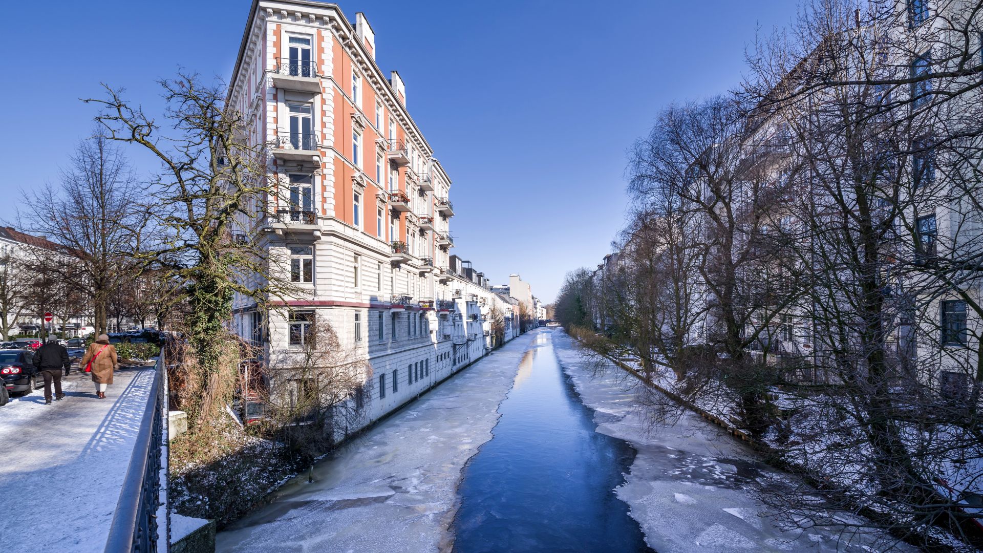 Hamburg: Urbaner Eiskanal im verschneiten Hamburg Eimsbüttel